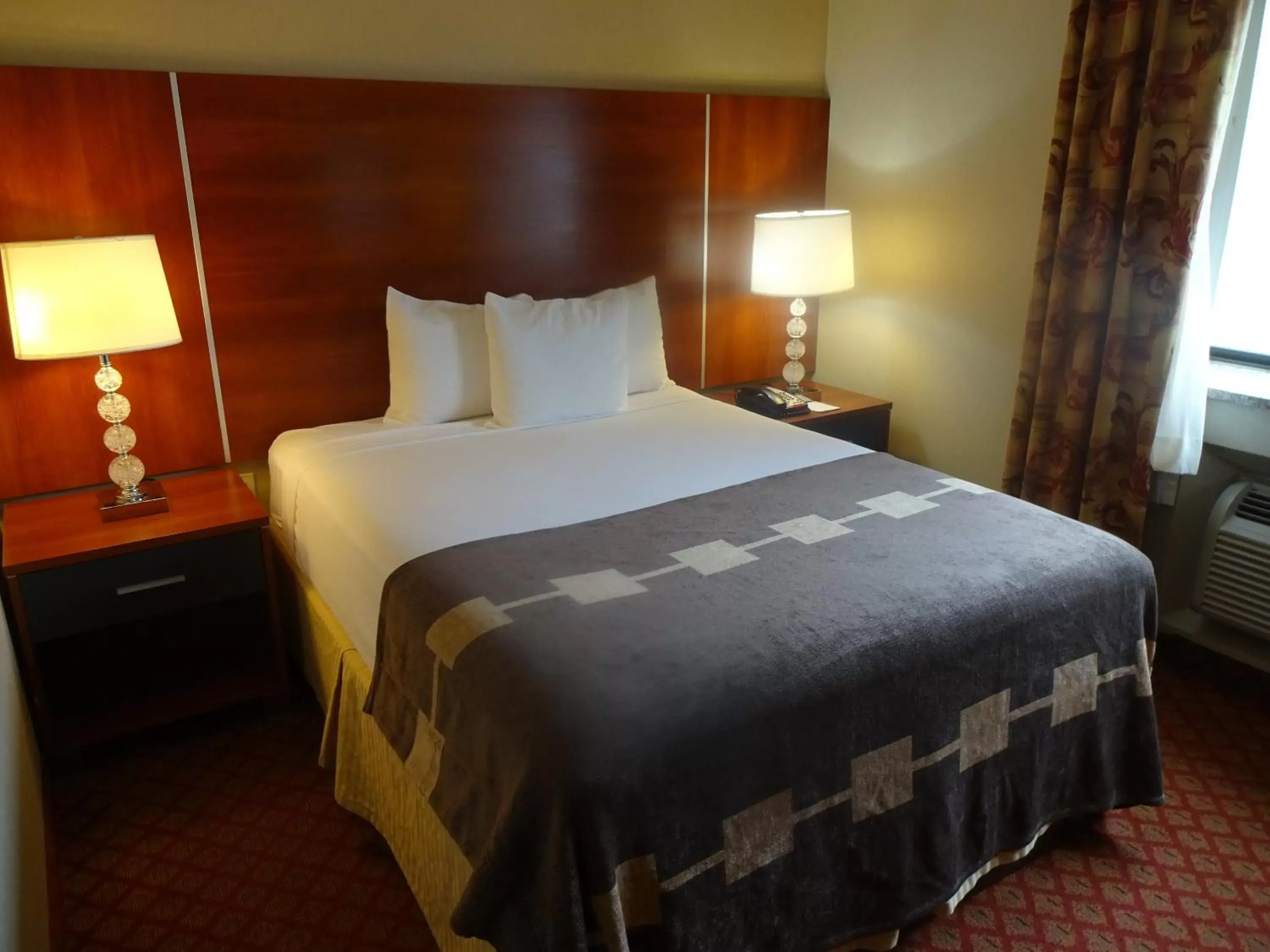 Queen Room with Bath Tub - Mobility/Hearing Accessible - Non-Smoking in Ramada by Wyndham Staten Island