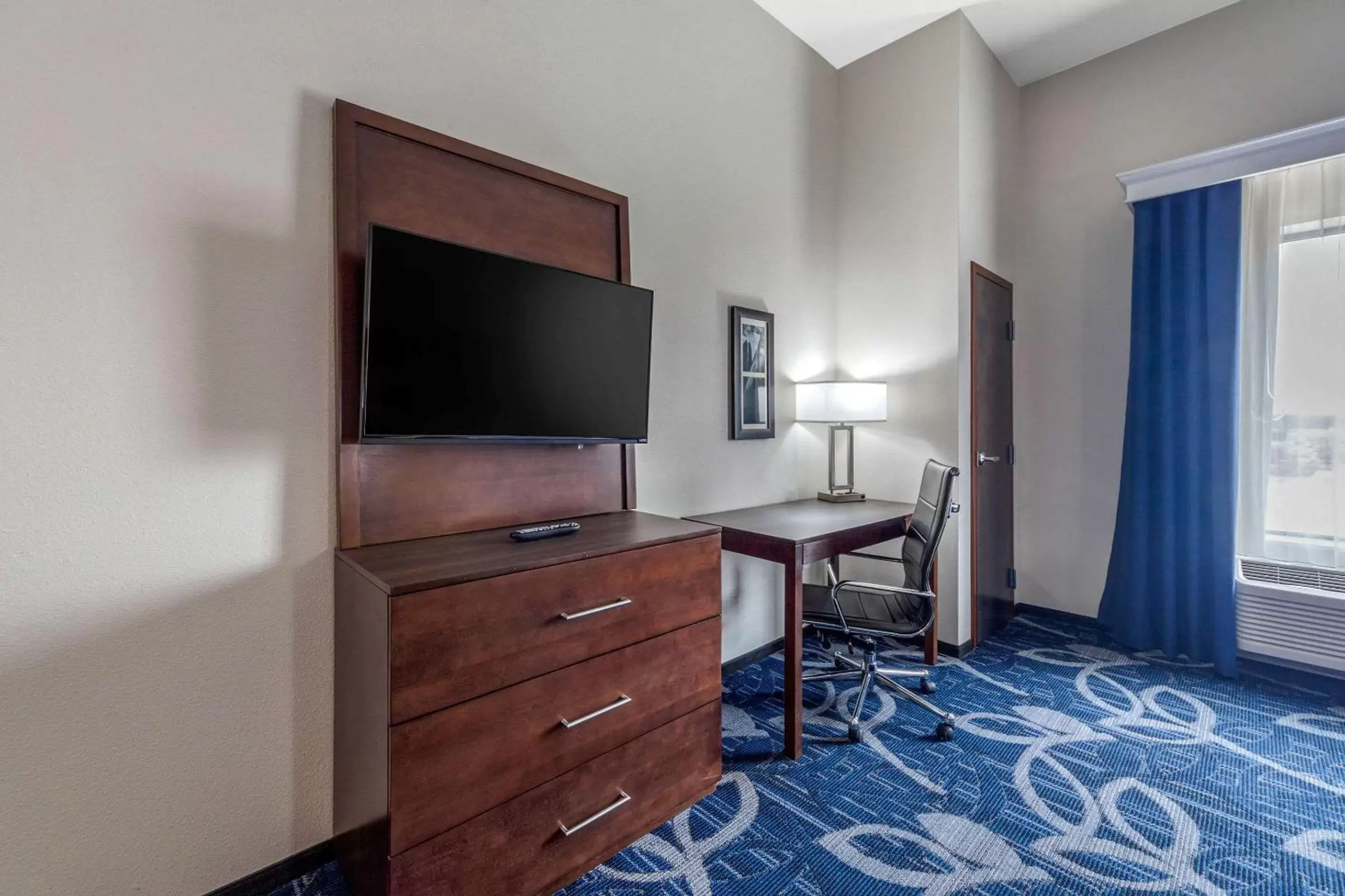 Photo of the whole room, TV/Entertainment Center in Comfort Inn & Suites Oklahoma City