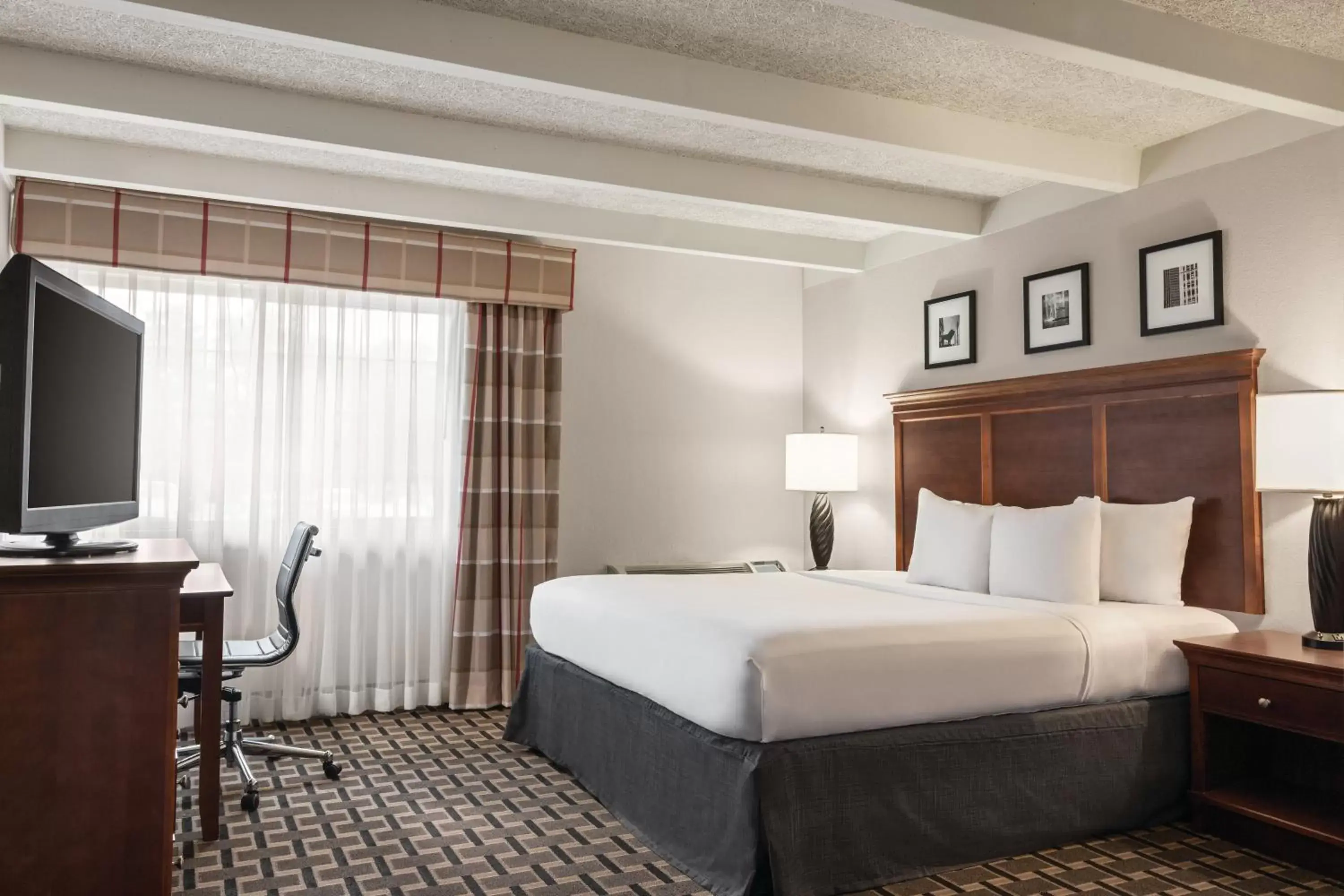 Bed in Country Inn & Suites by Radisson, Woodbury, MN