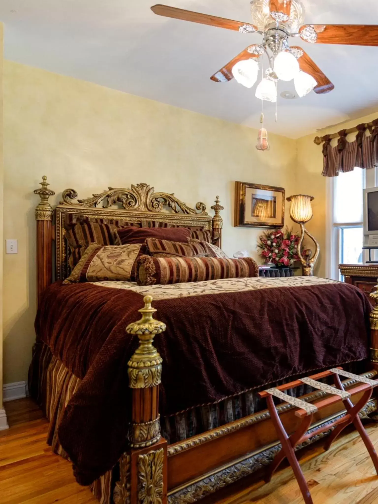 Queen Room with Shared Bathroom in Gaslight Bed & Breakfast Queen Room with Shared Bathroom in Gaslight Bed & Breakfast