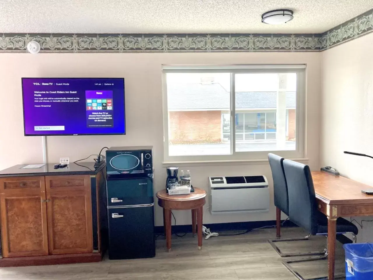 Bedroom, TV/Entertainment Center in Coast Riders Inn