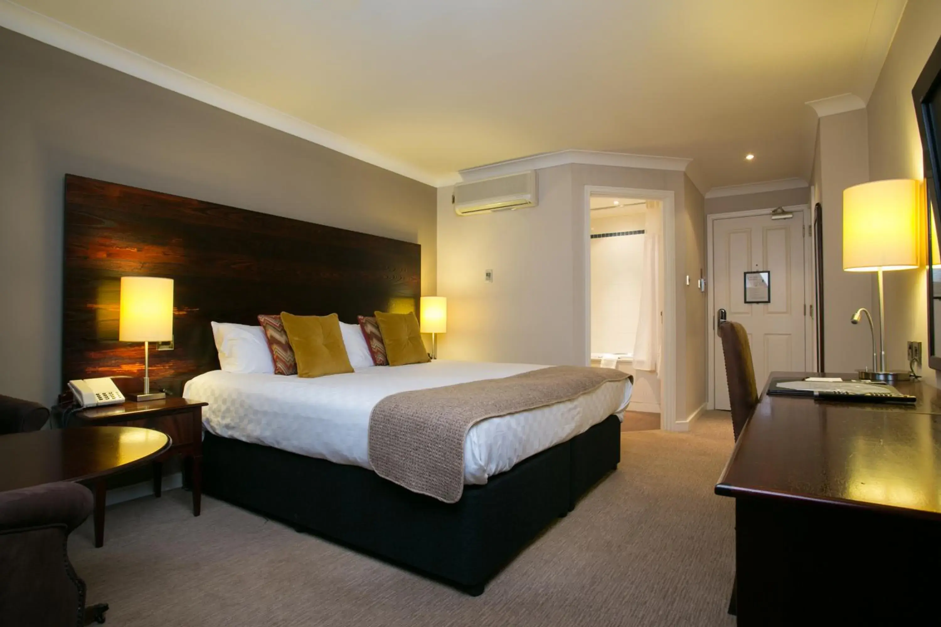 Photo of the whole room, Bed in Dukes Head Hotel