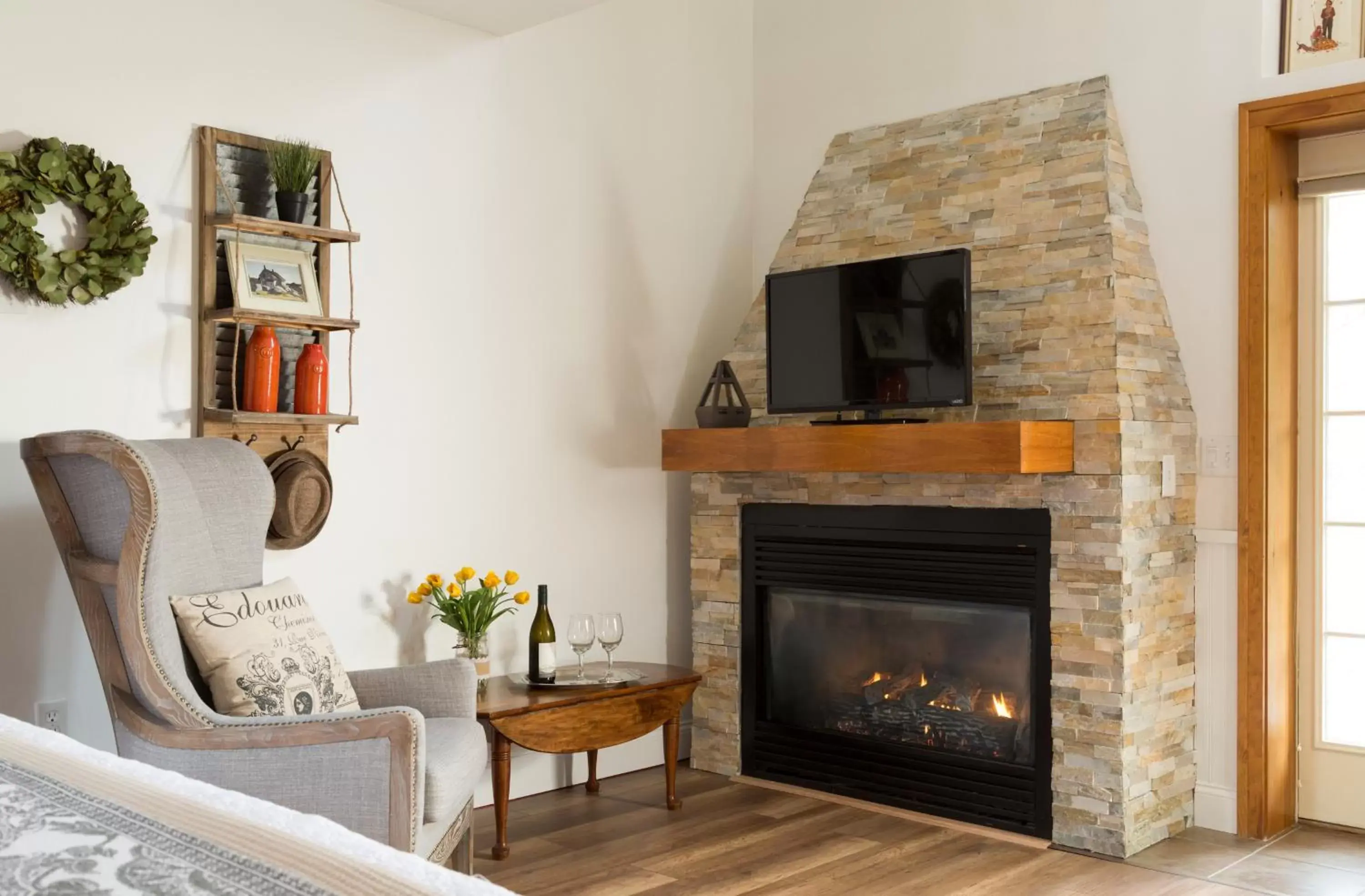 Seating area, TV/Entertainment Center in Four Chimneys Inn