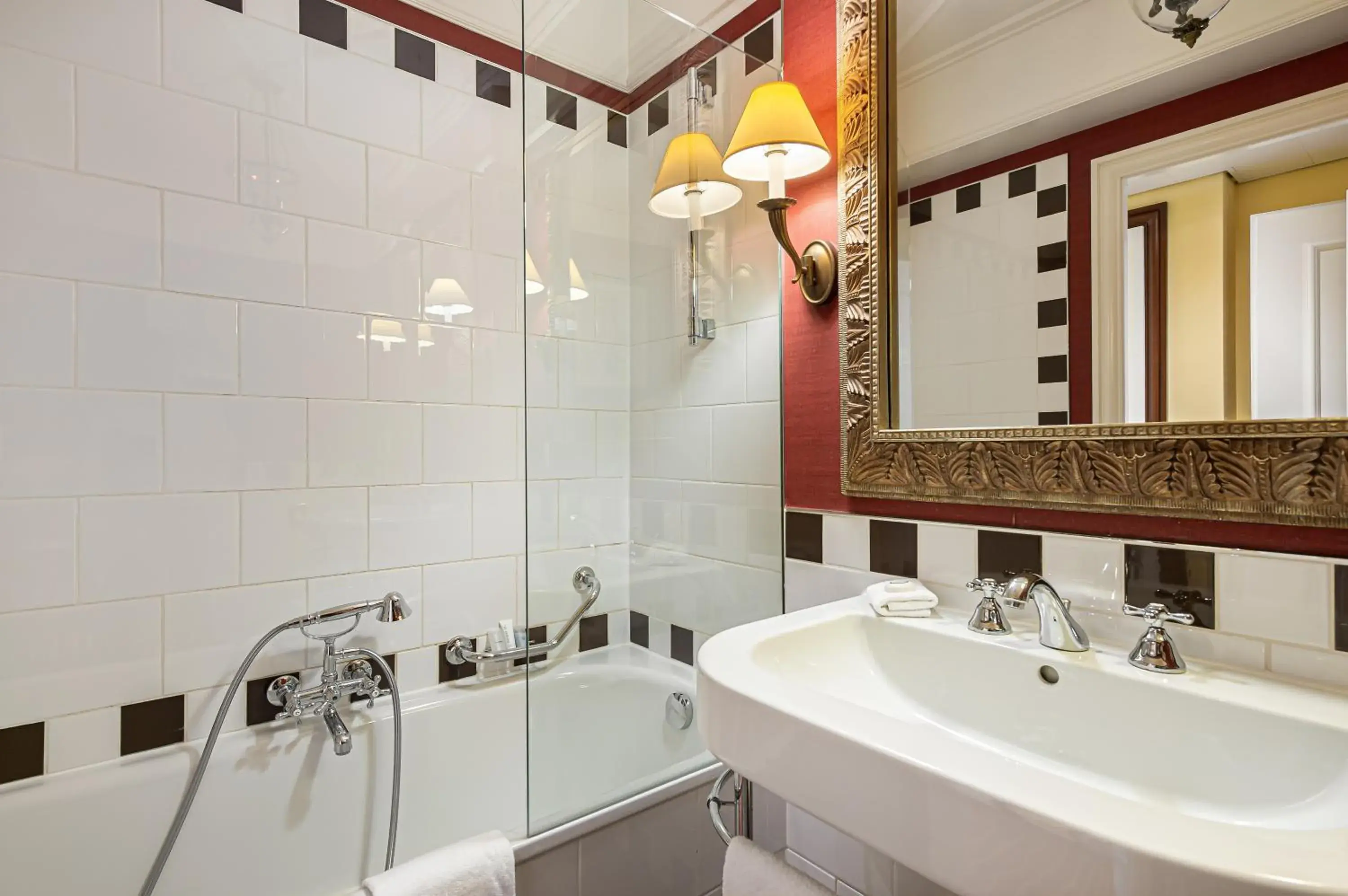 Bathroom in Kipling Manotel