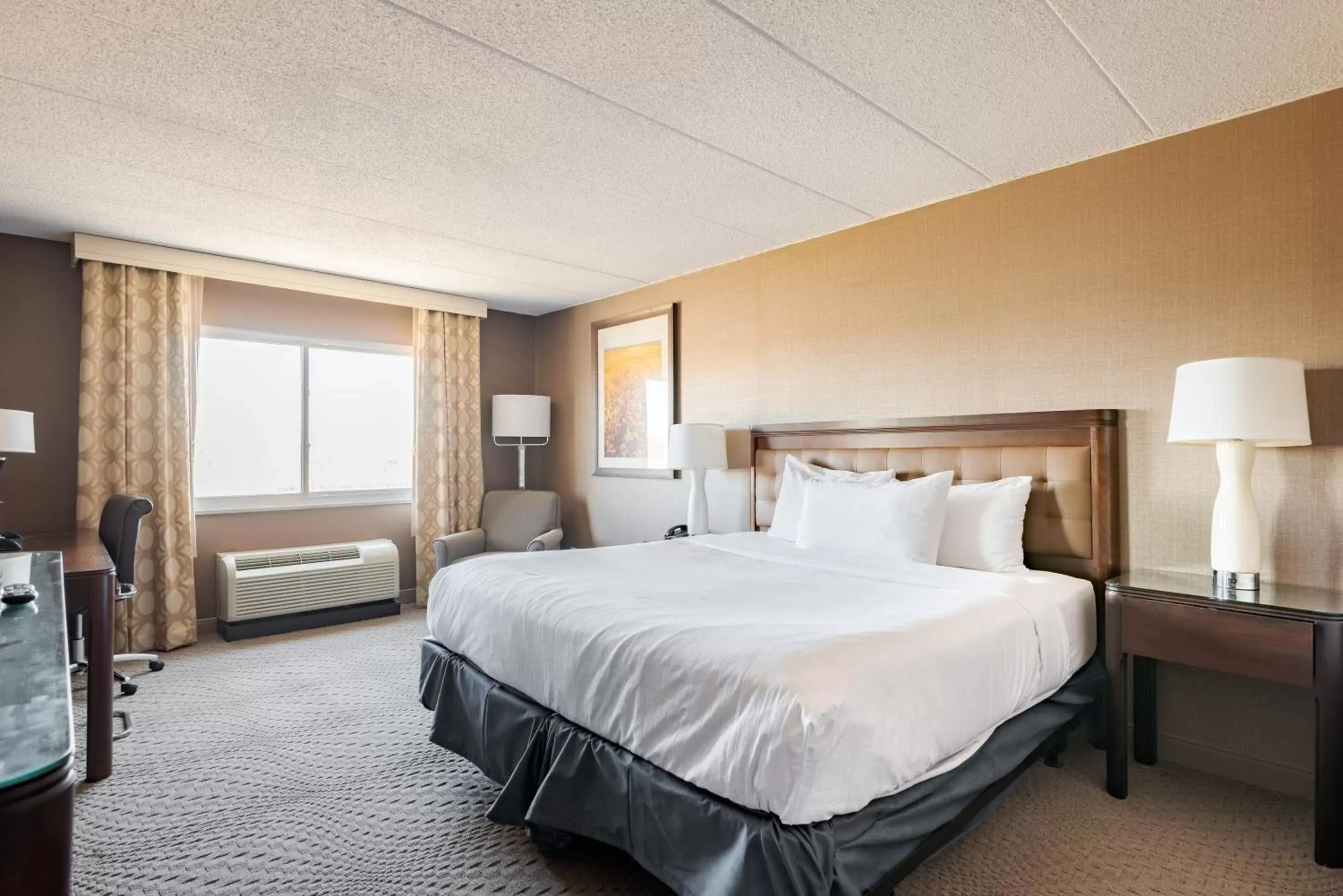 Photo of the whole room, Bed in Wyndham Omaha Hotel - West Dodge