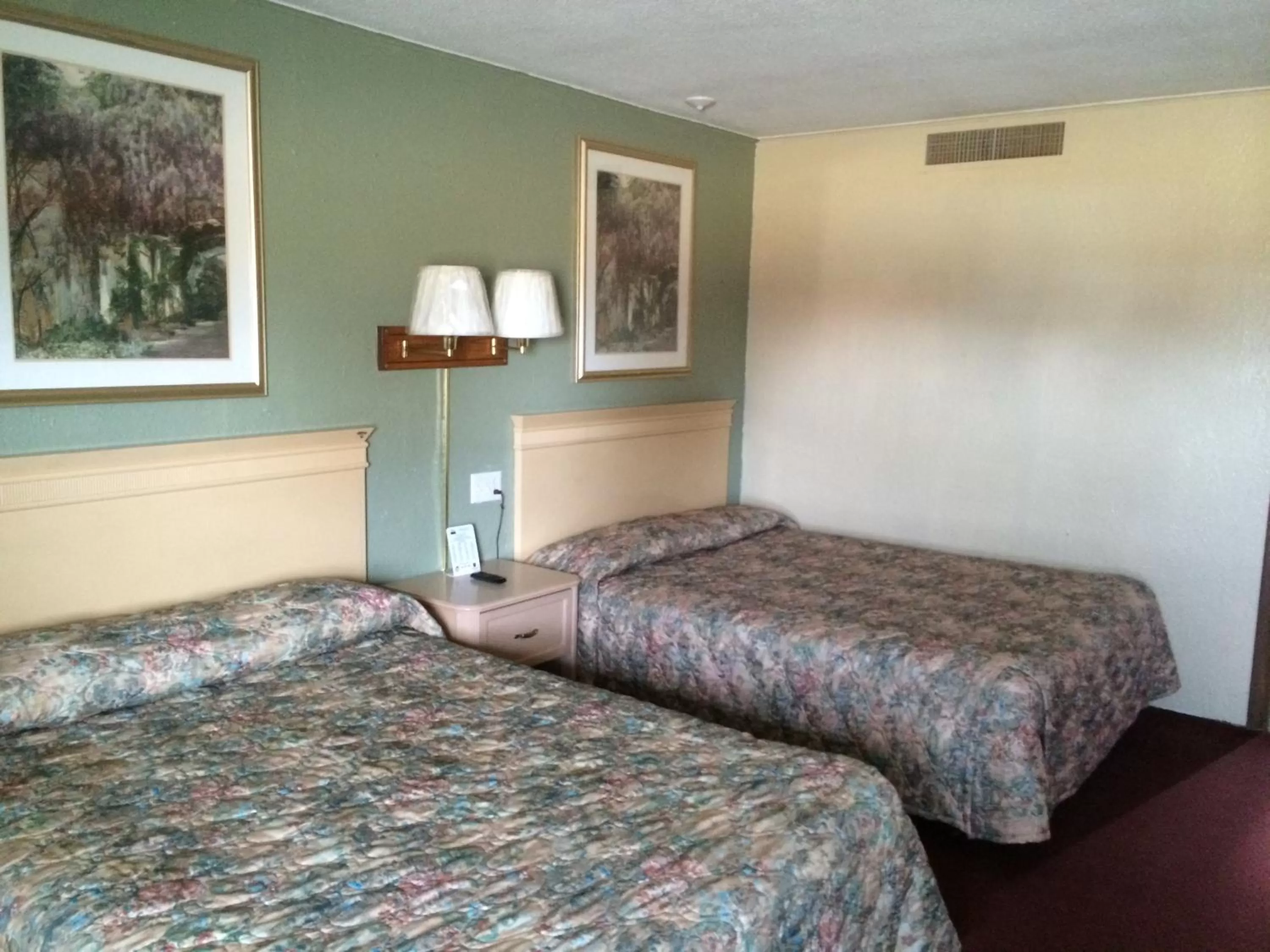 Queen Room with Two Queen Beds in Hillcrest Motel