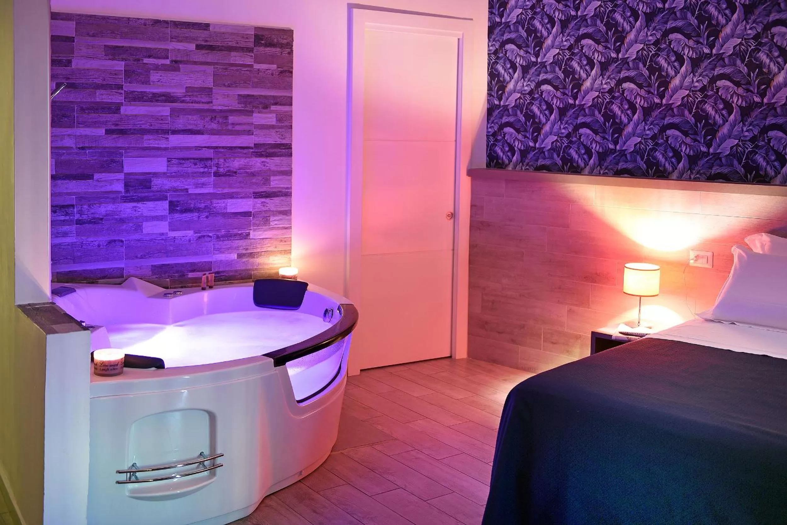 Hot Tub, Bed in Barbarella Spa