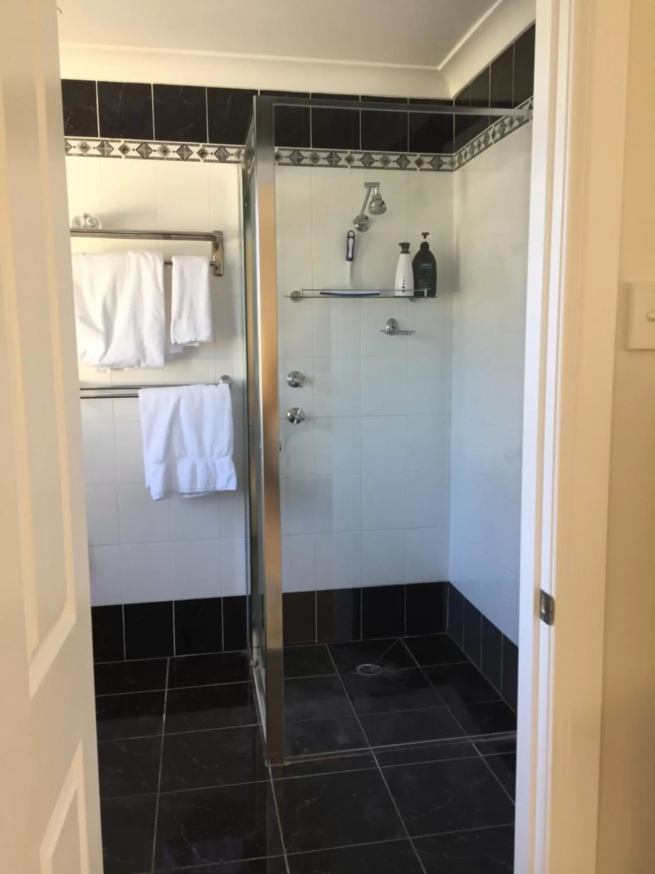 Bathroom in Bundanoon Lodge