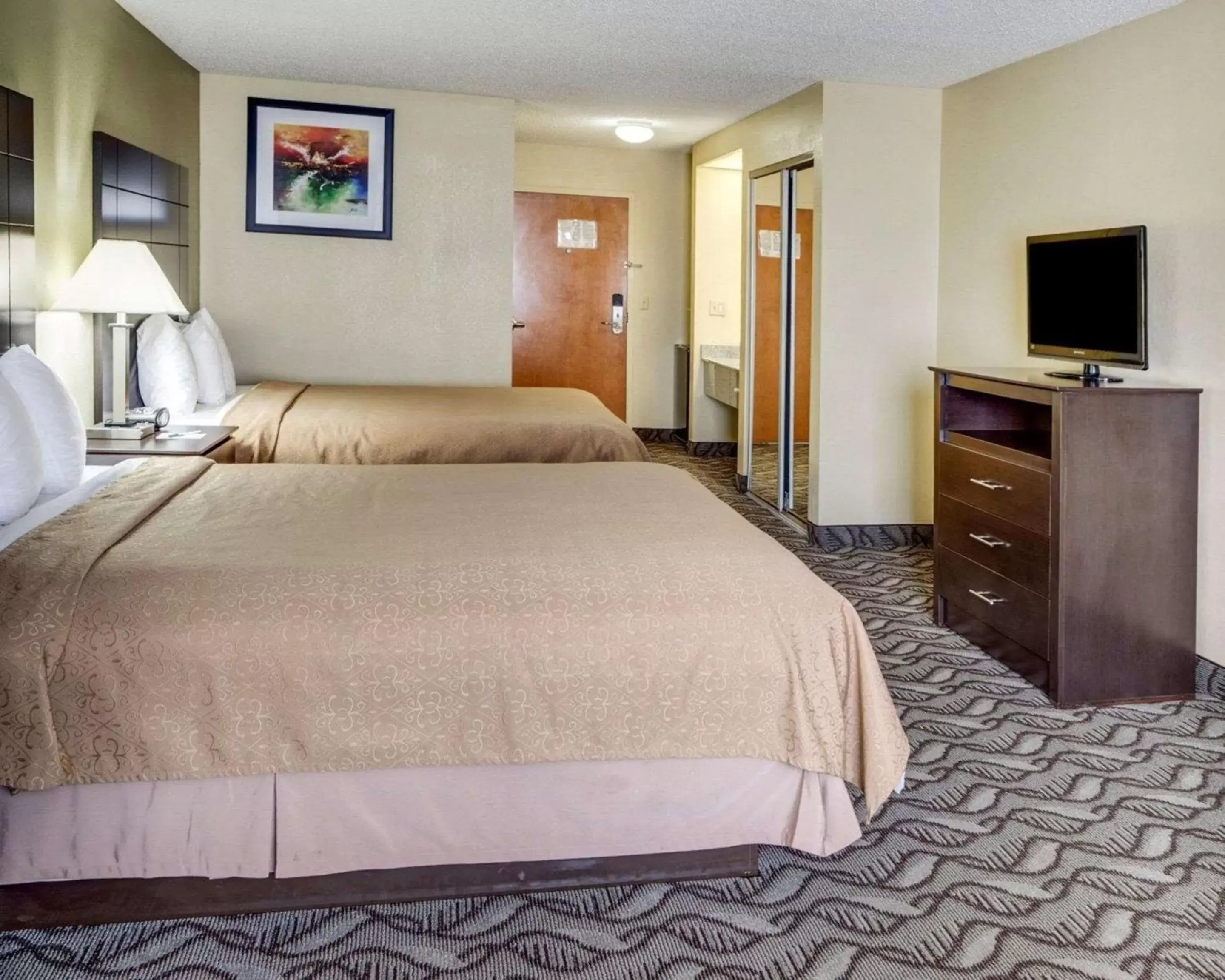 Photo of the whole room, Bed in Quality Suites Baton Rouge East - Denham Springs