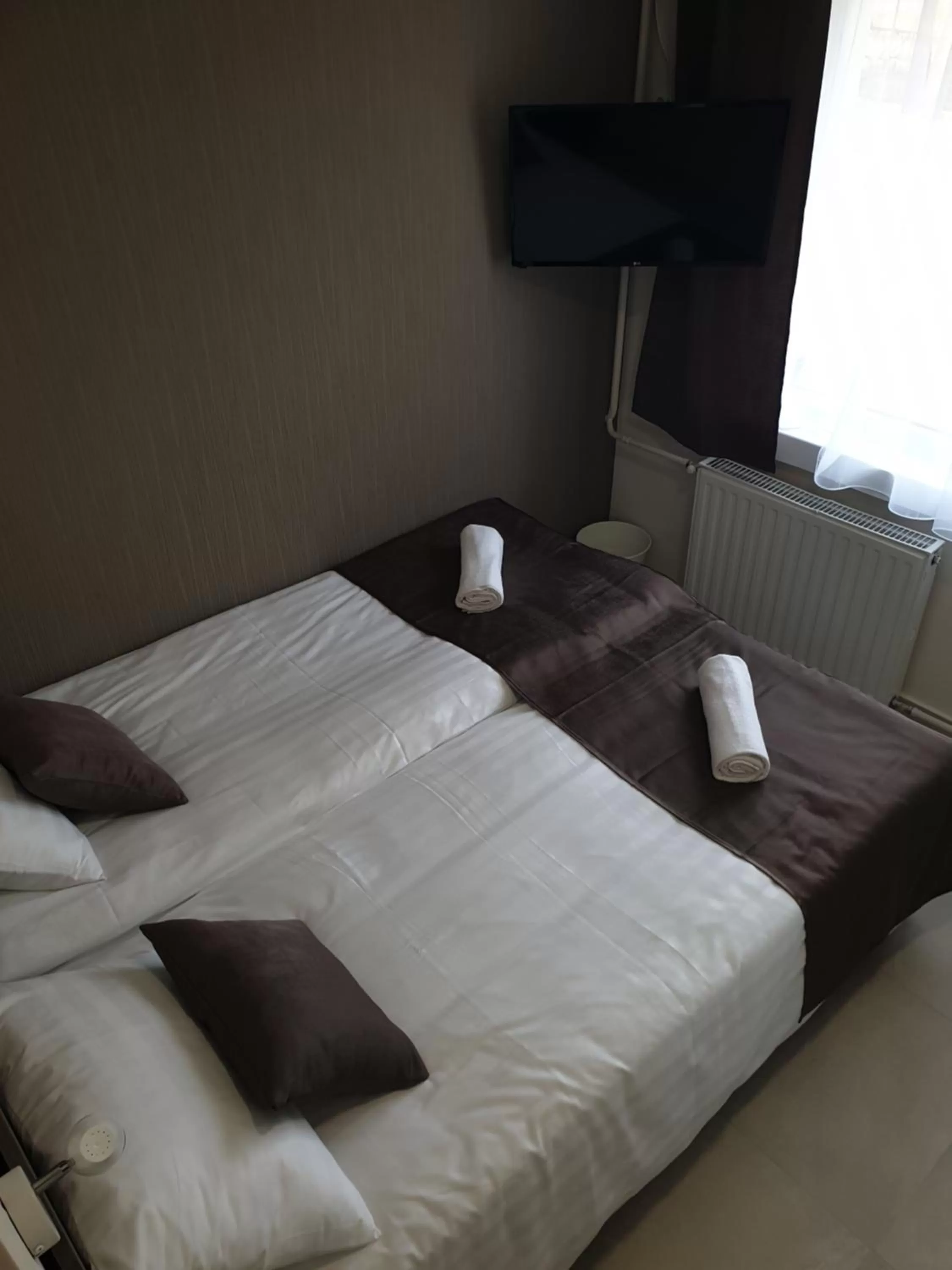 Bed in Familia Panzió & Apartmanház Győr