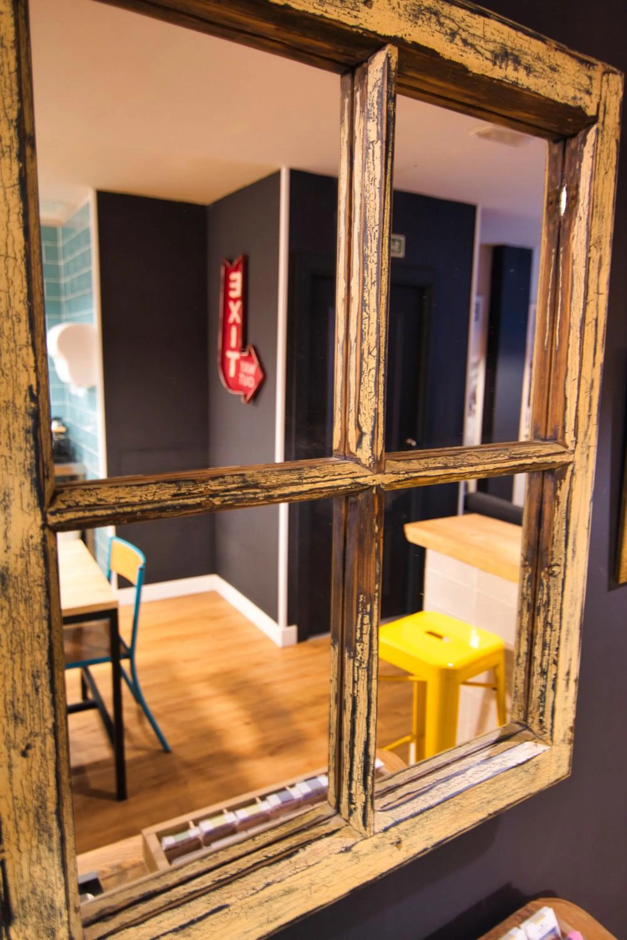 Living room in Factory Hostels Barcelona