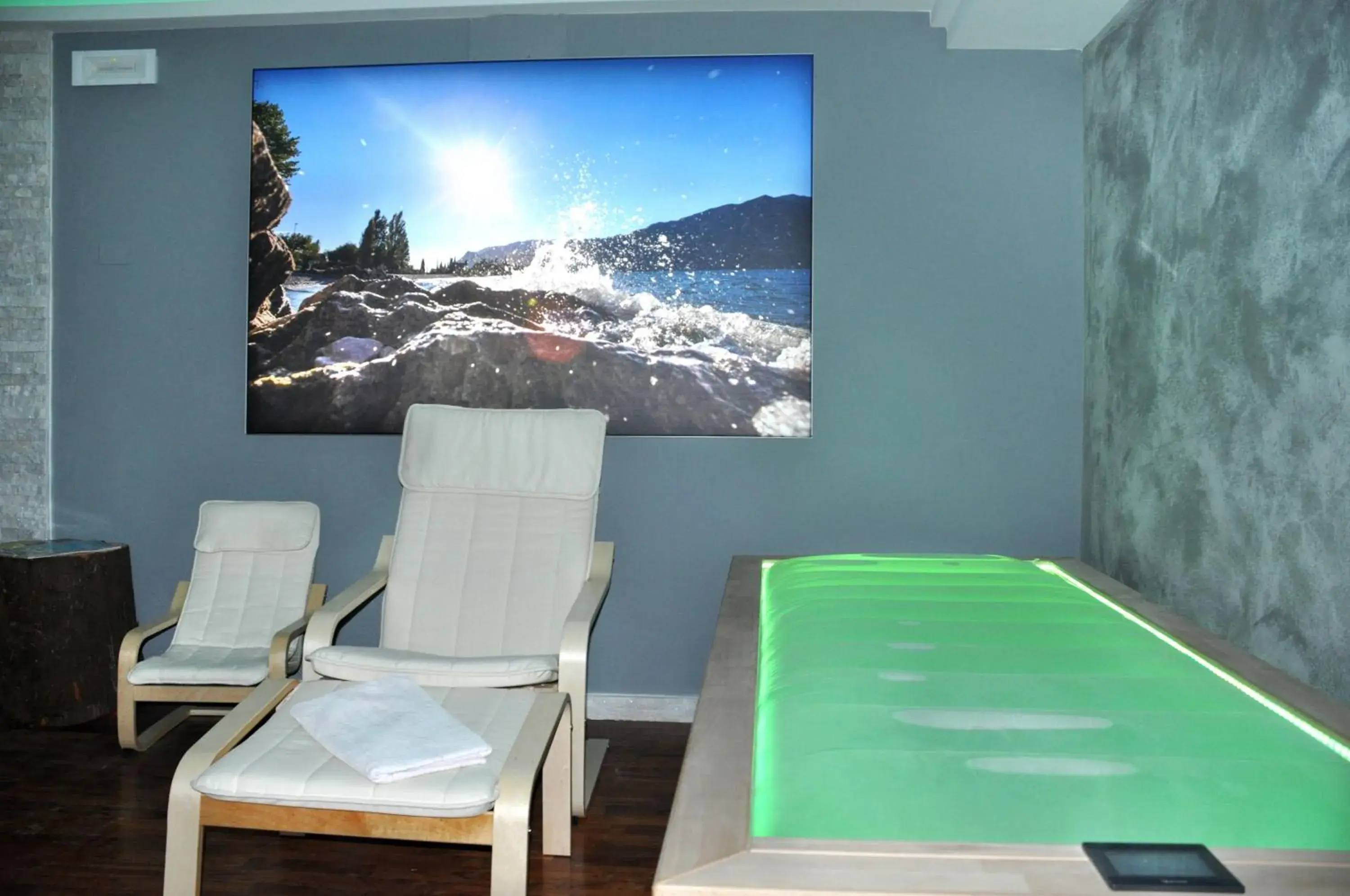 Massage, Swimming Pool in Beach Hotel Du Lac Malcesine