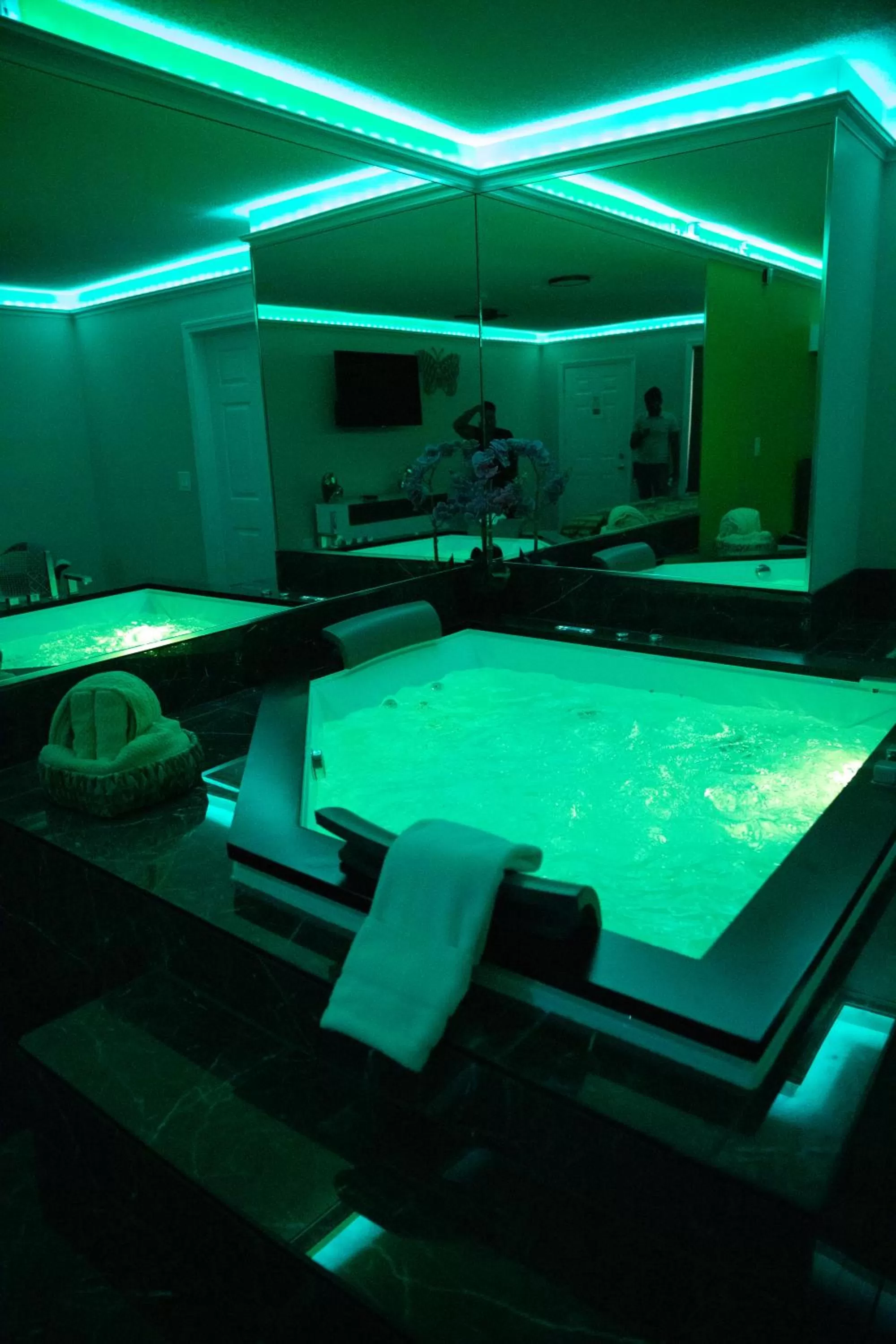 Hot Tub in Classic Motor Lodge Providence - West Greenwich