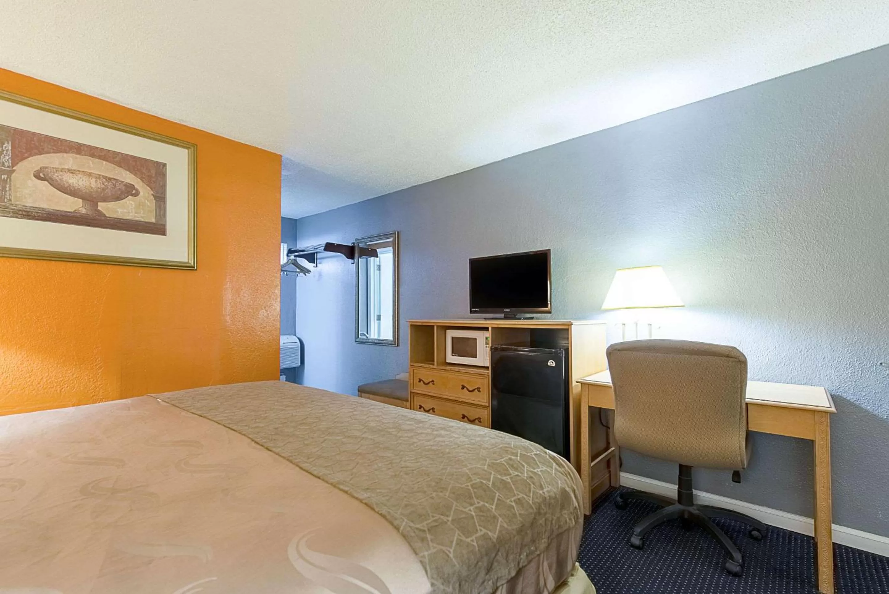 Photo of the whole room, Bed in Highway Inn