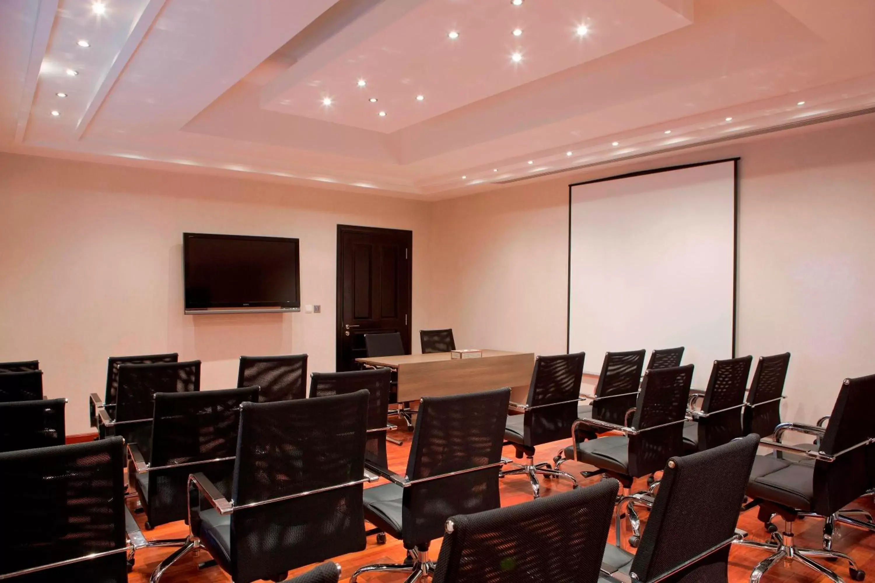 Meeting/conference room, Restaurant/Places to Eat in The Cove Rotana Resort - Ras Al Khaimah