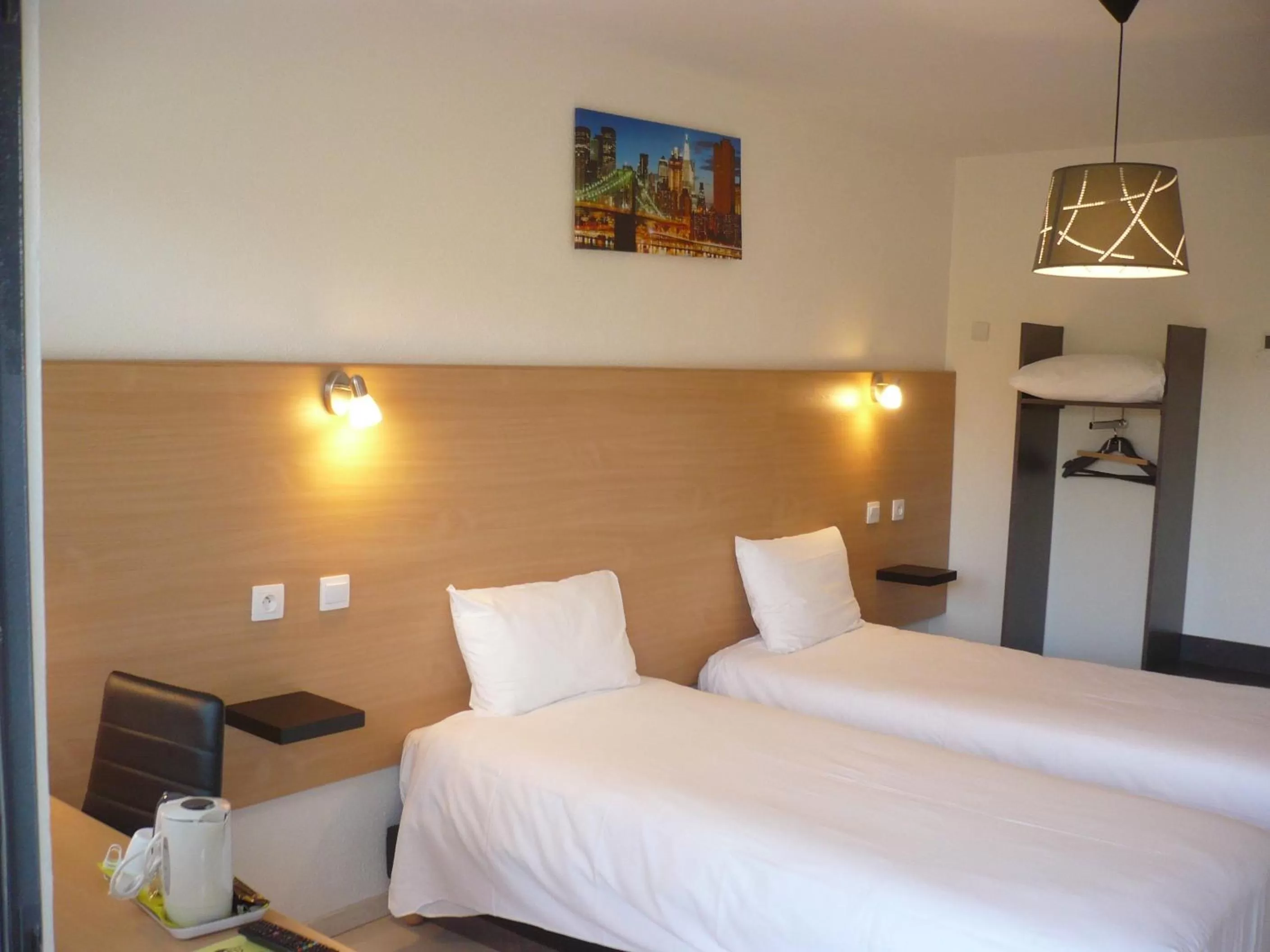 Photo of the whole room, Bed in Hôtel Le 15 Périgueux