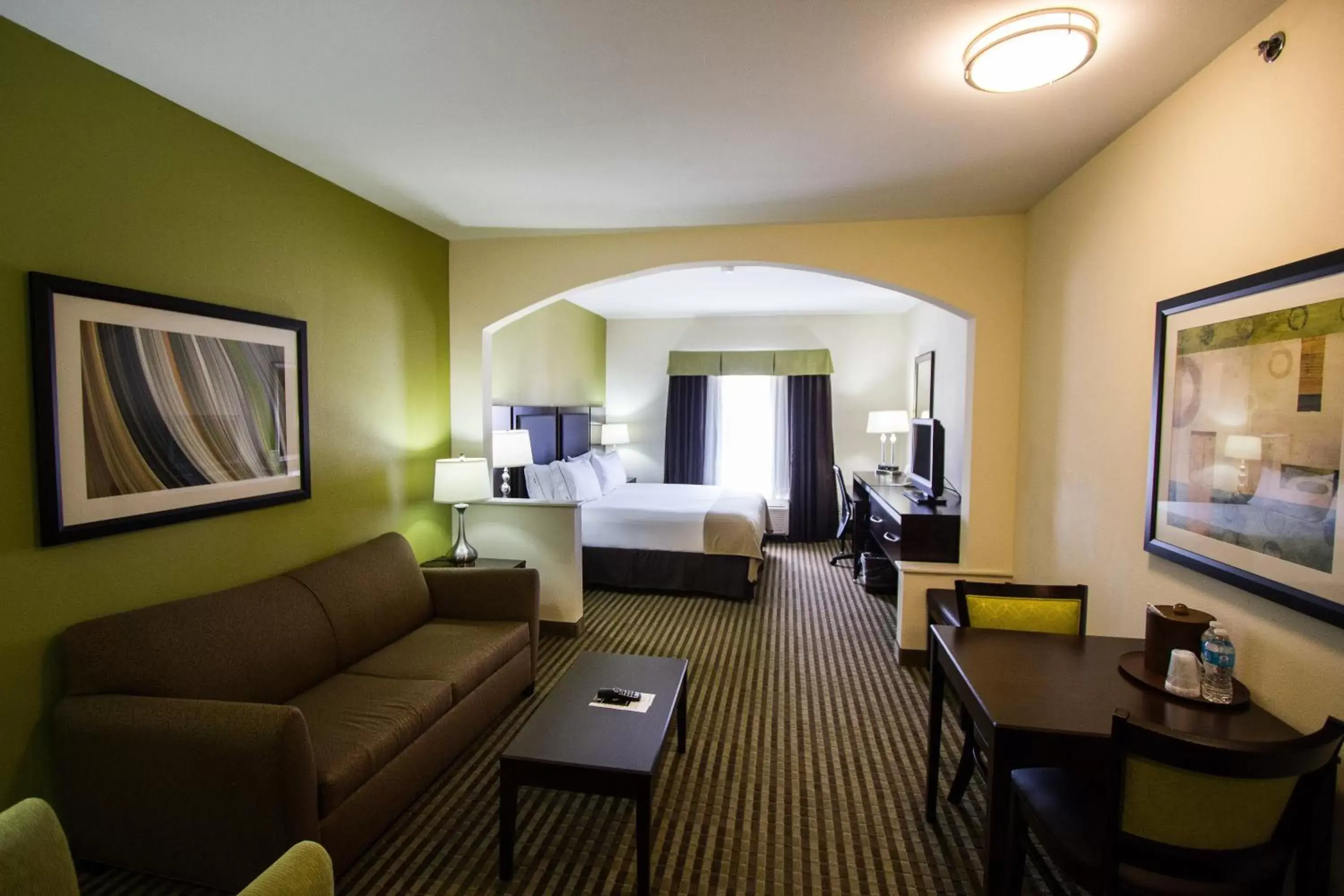 Suite - Mobility Access/Hearing Accessible in Holiday Inn Express Hotel & Suites Nacogdoches by IHG Suite - Mobility Access/Hearing Accessible in Holiday Inn Express Hotel & Suites Nacogdoches by IHG