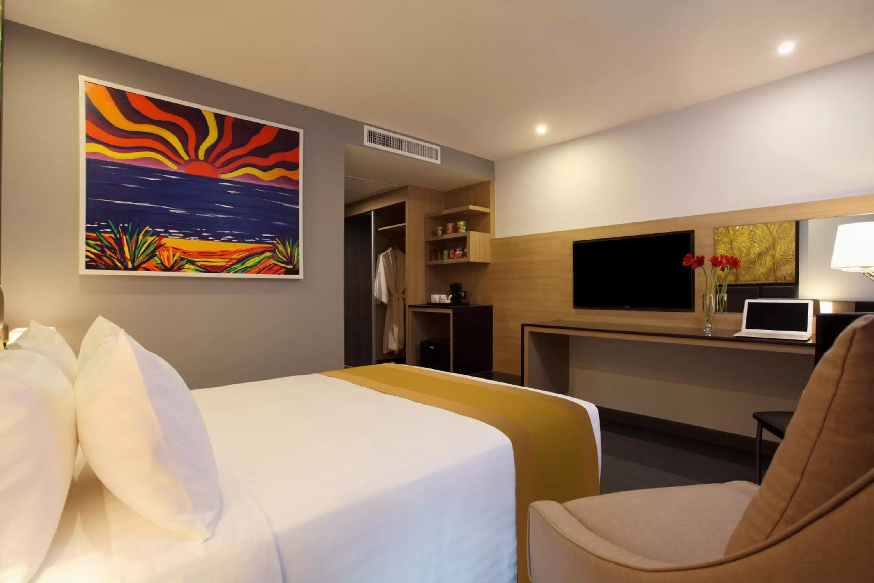 Bed, TV/Entertainment Center in De Mandarin Nova Express Hotel