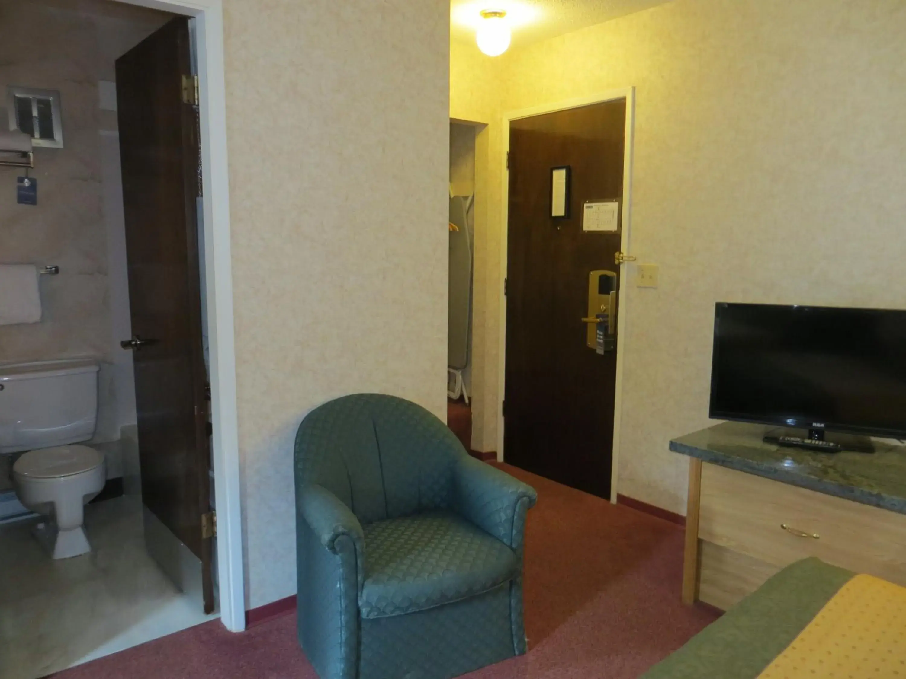 Living room, Seating Area in Travelodge by Wyndham Hope