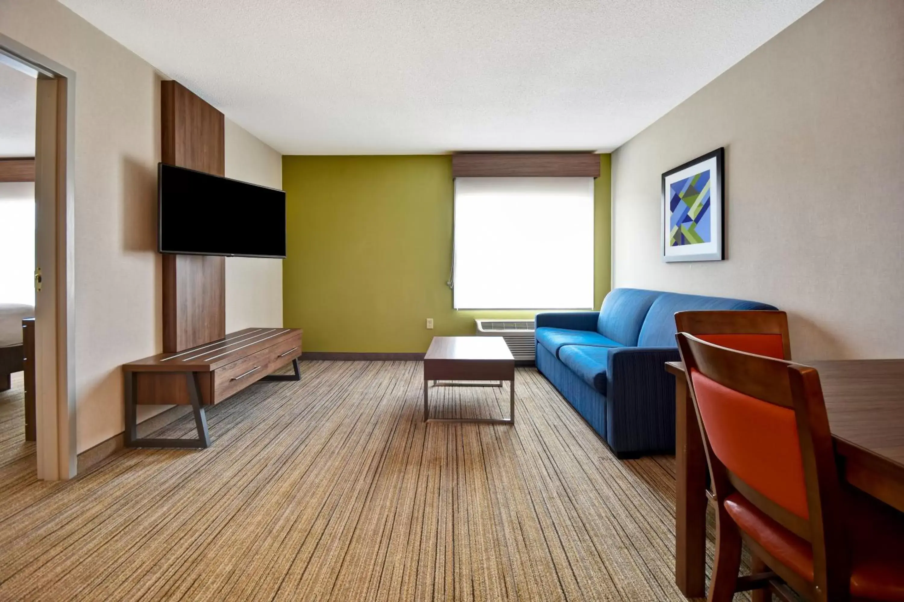 Photo of the whole room, TV/Entertainment Center in Holiday Inn Express Newport North - Middletown, an IHG Hotel