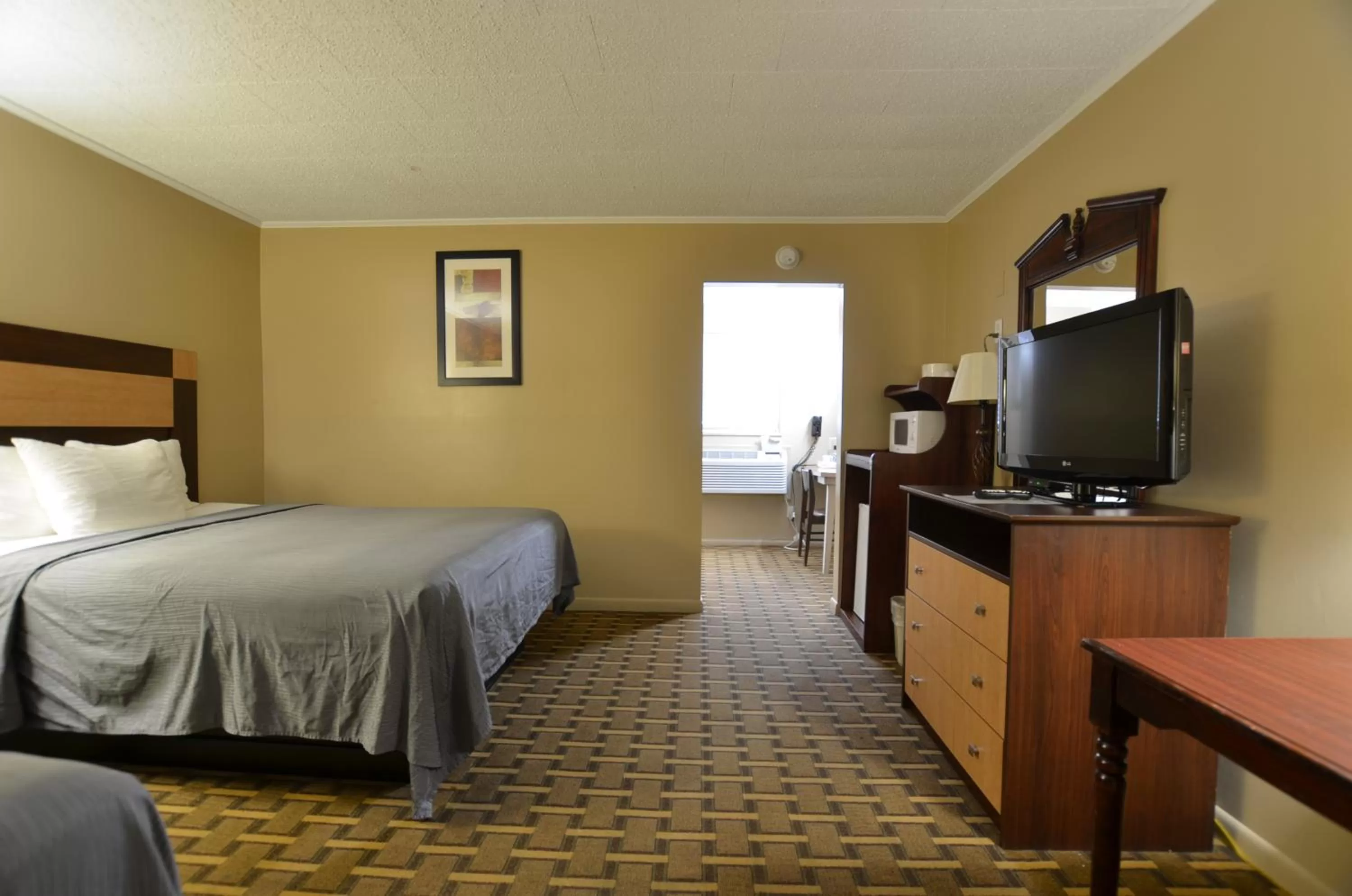 Bedroom, Bed in Travelowes Motel - Maggie Valley
