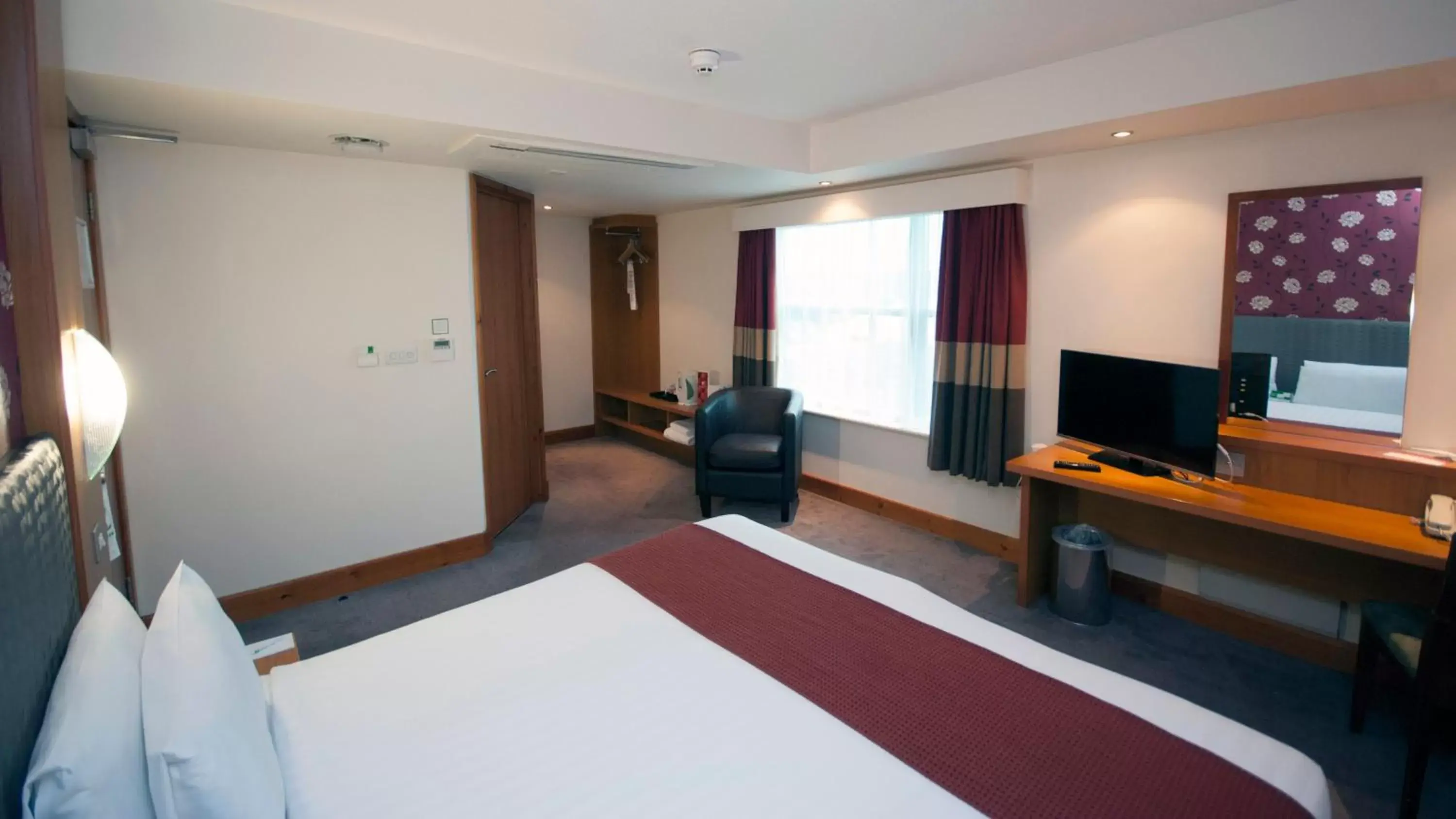Bed, TV/Entertainment Center in Holiday Inn Manchester - Central Park, an IHG Hotel