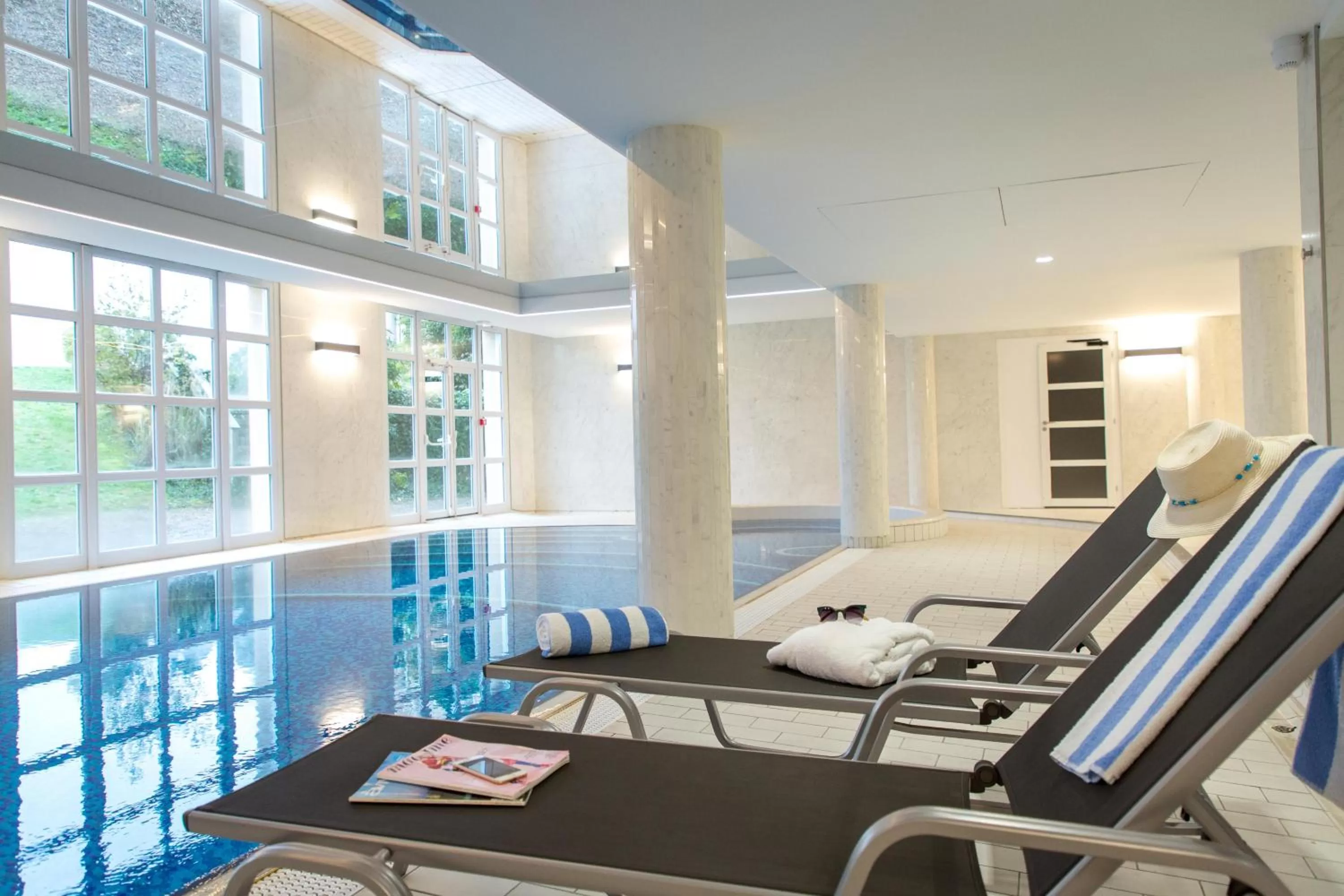 Swimming pool in Mercure Chantilly Resort & Conventions