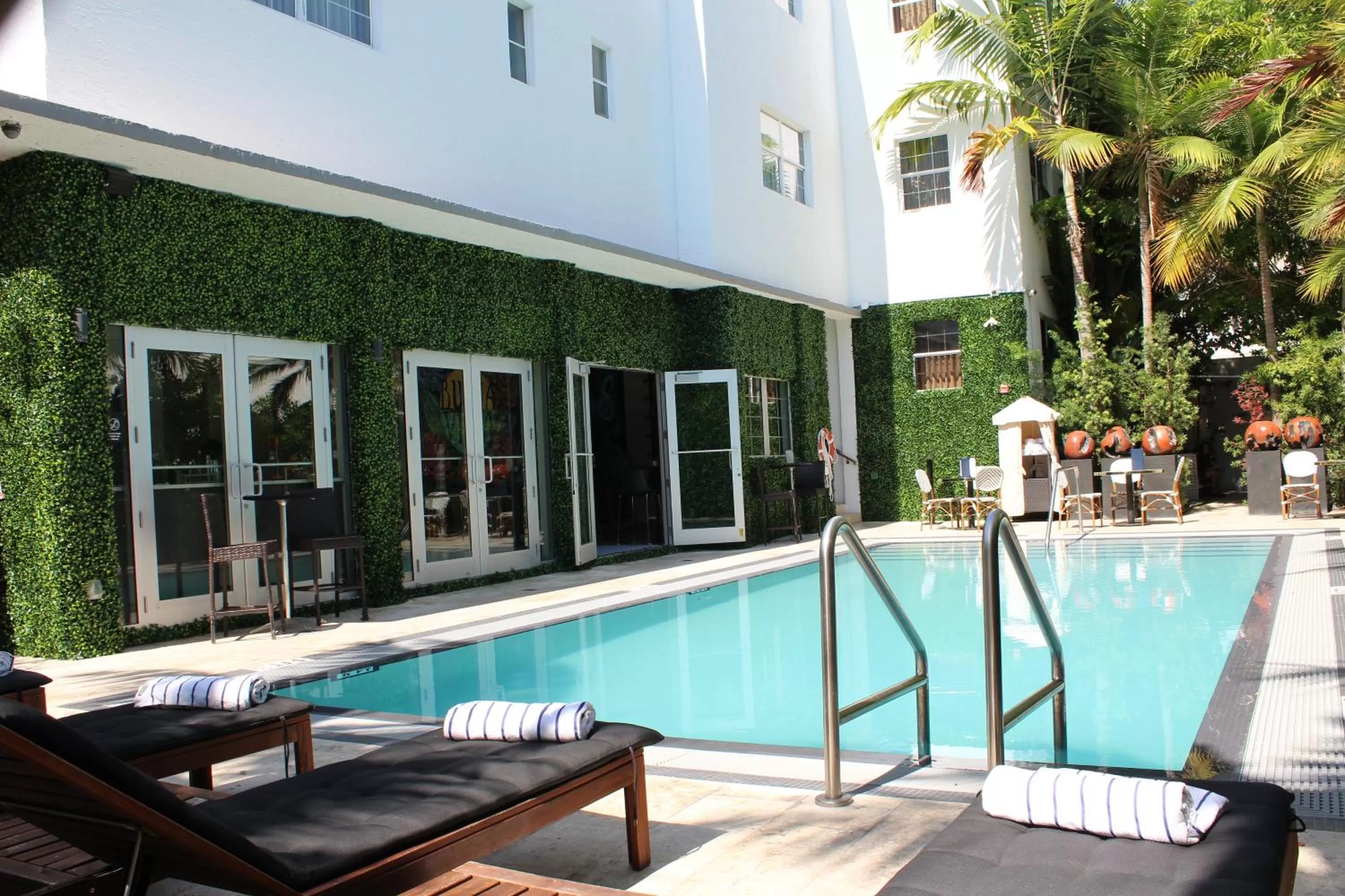 Swimming pool in San Juan Hotel Miami Beach