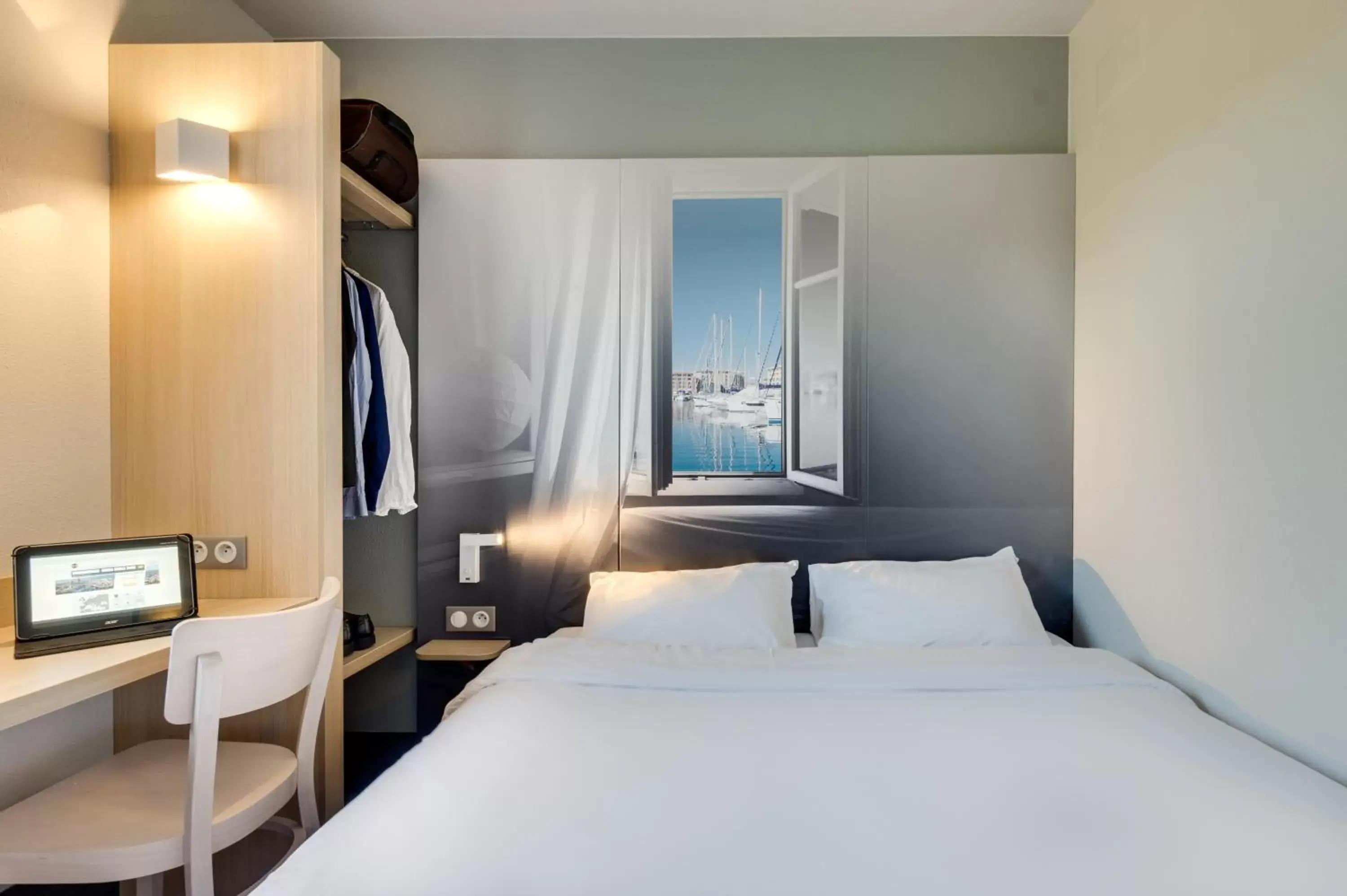 Bedroom, Bed in B&B HOTEL FREJUS Puget-sur-Argens
