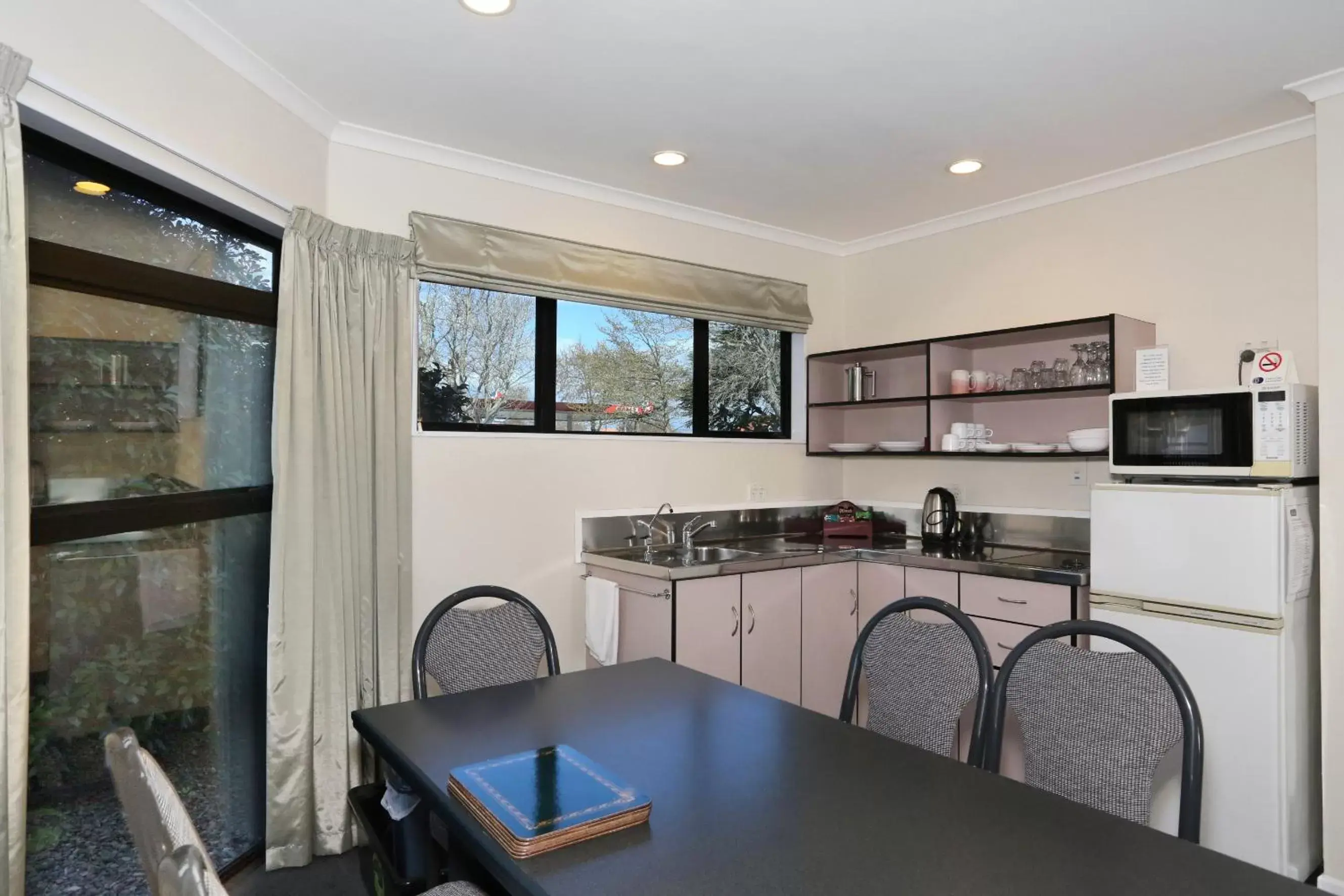 Dining area, Kitchen/Kitchenette in Shadzz Motel