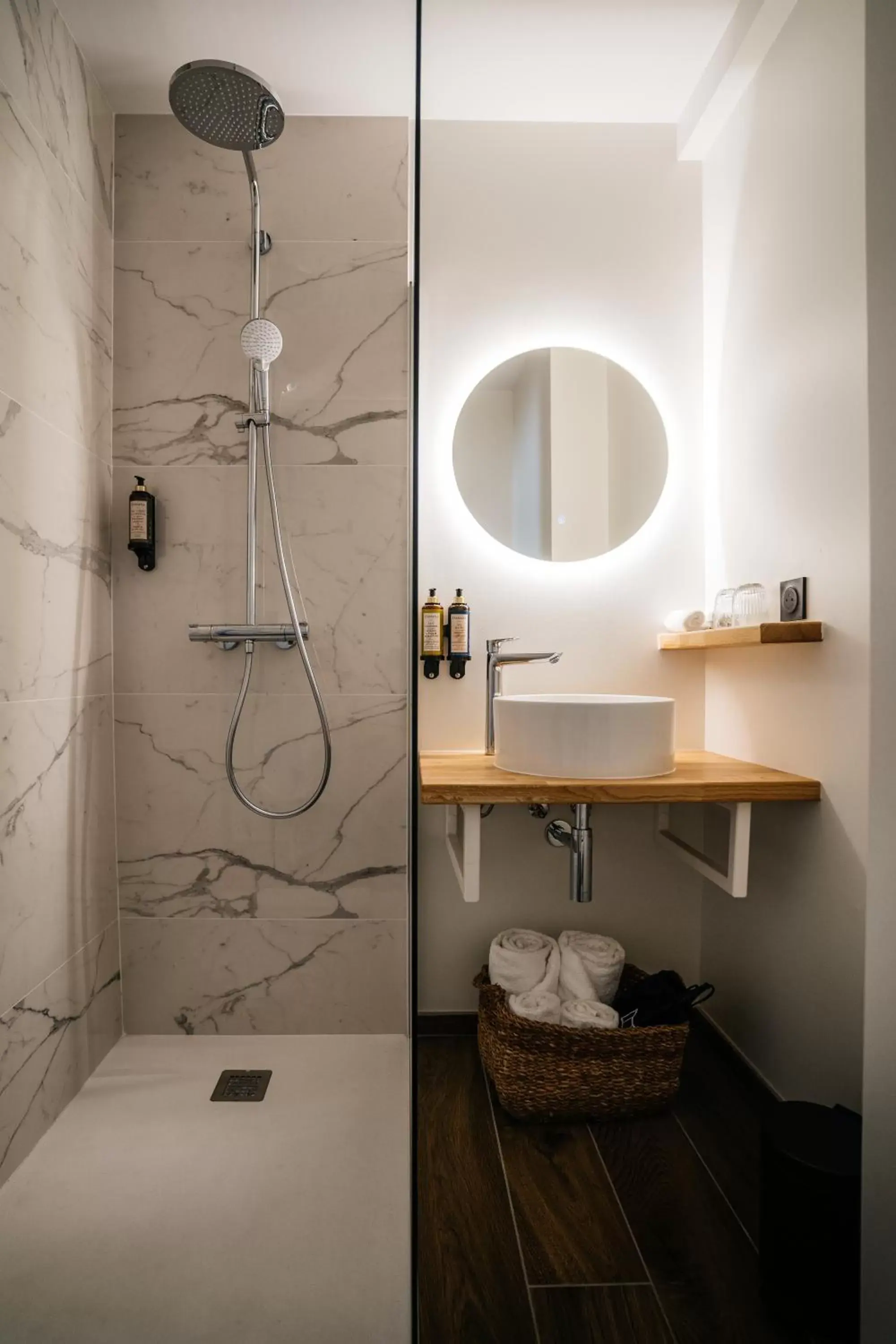 Shower, Bathroom in Auberge du Lyonnais