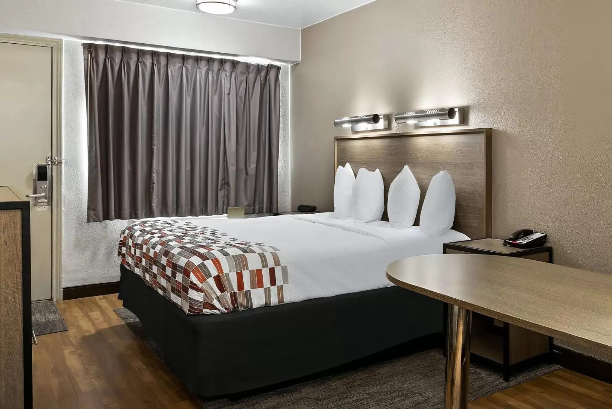 Photo of the whole room, Bed in Red Roof Inn Cleveland - Independence Photo of the whole room, Bed in Red Roof Inn Cleveland - Independence