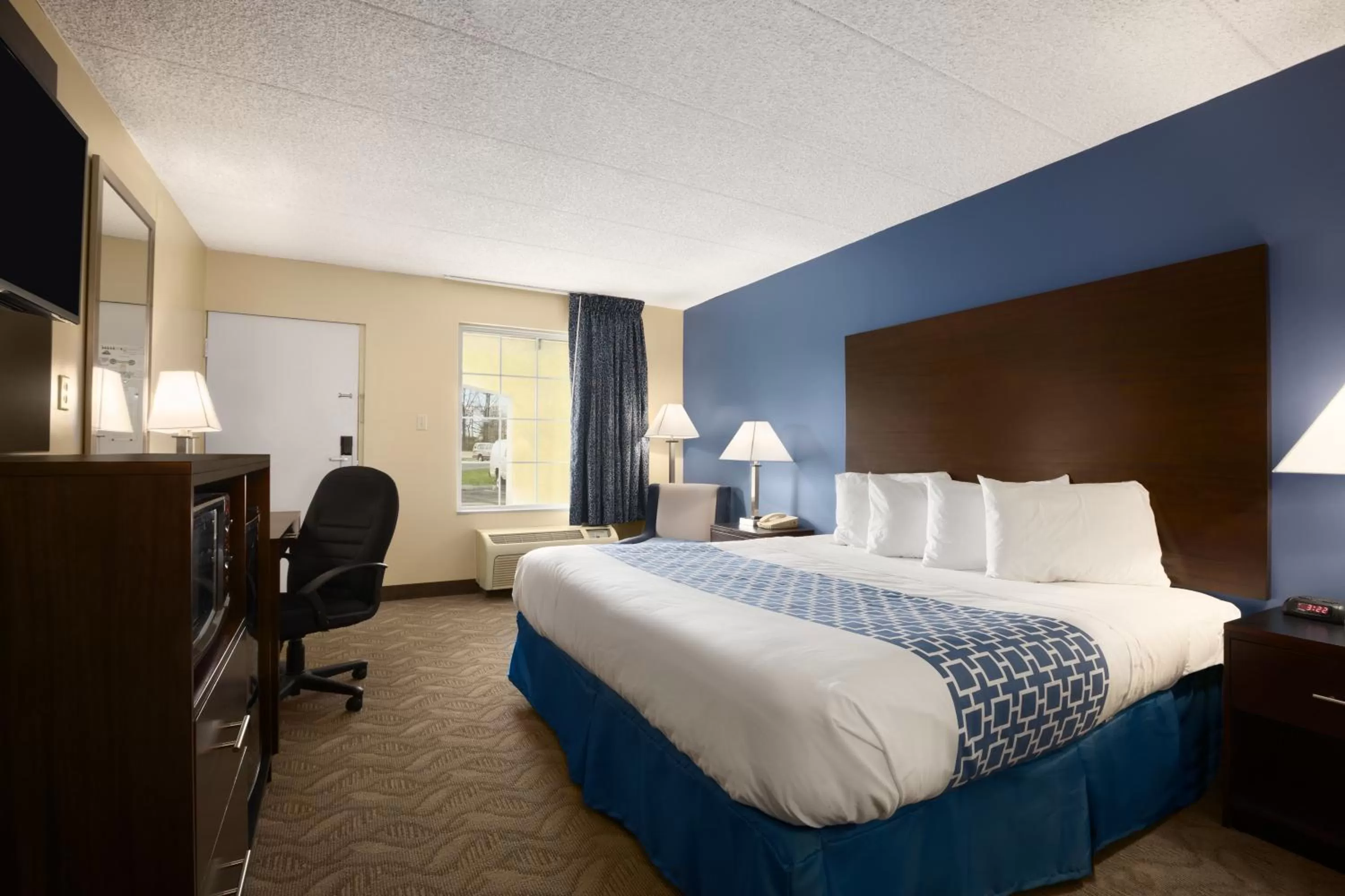 Bedroom, Bed in Days Inn & Suites by Wyndham Cherry Hill - Philadelphia