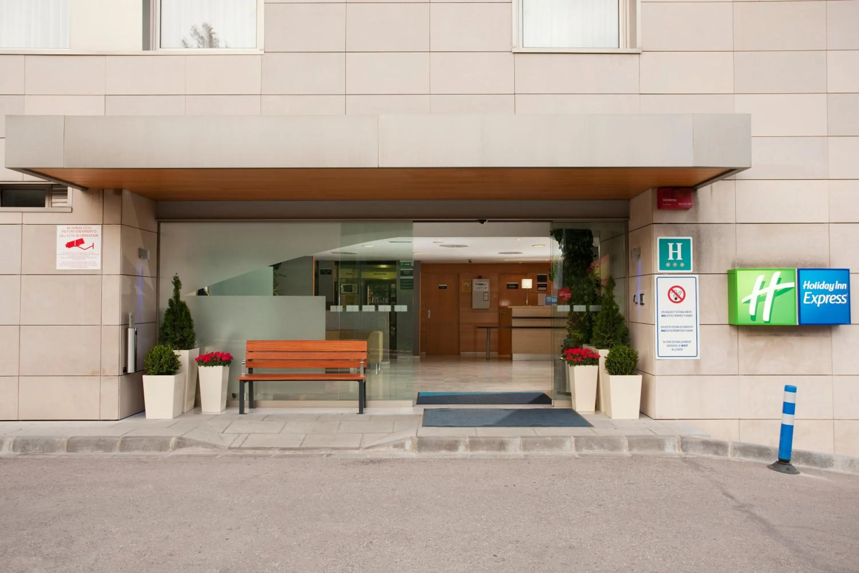 Facade/entrance in Holiday Inn Express Barcelona - Montmeló by IHG