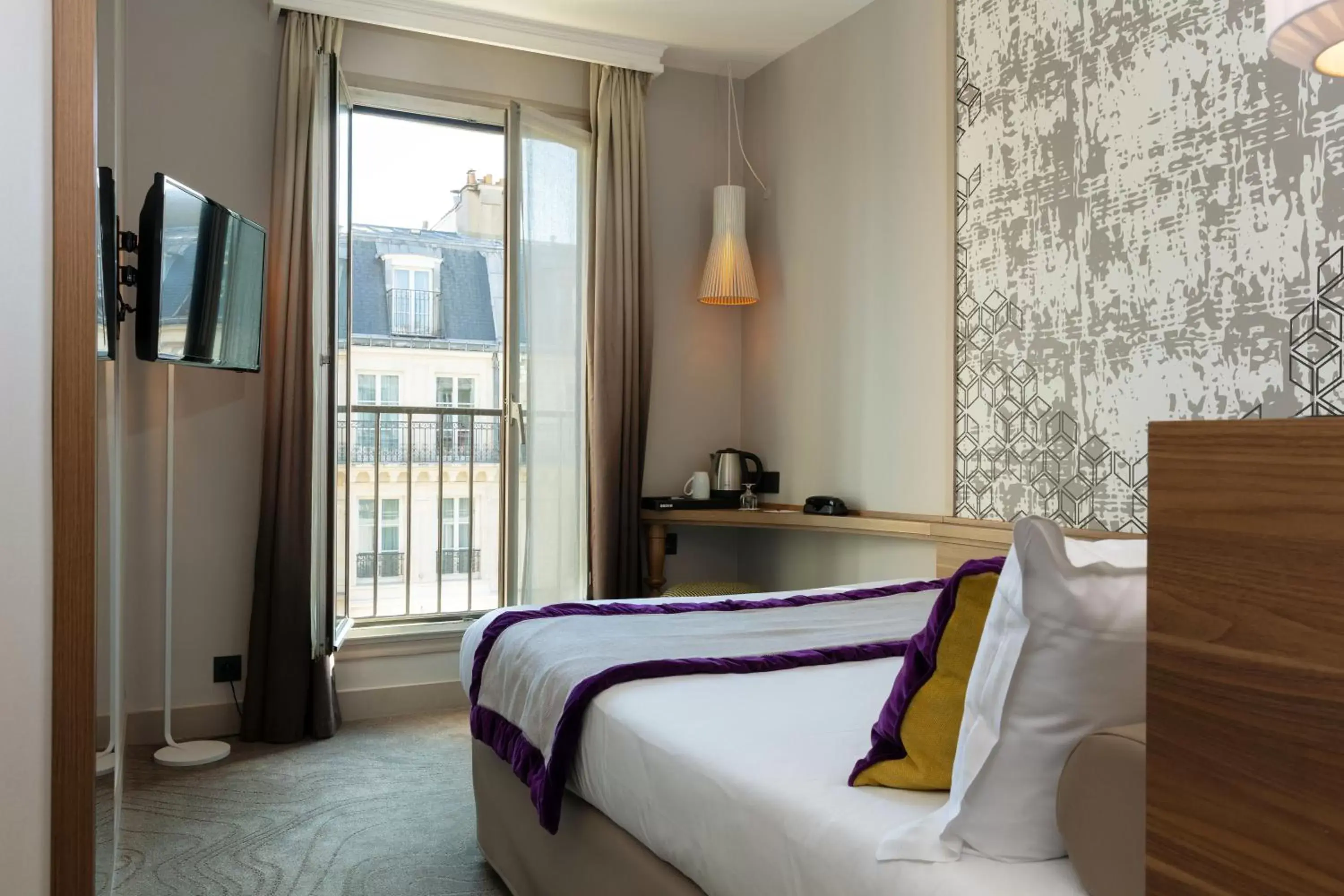 Bedroom, Bed in Hotel des Nations Saint Germain