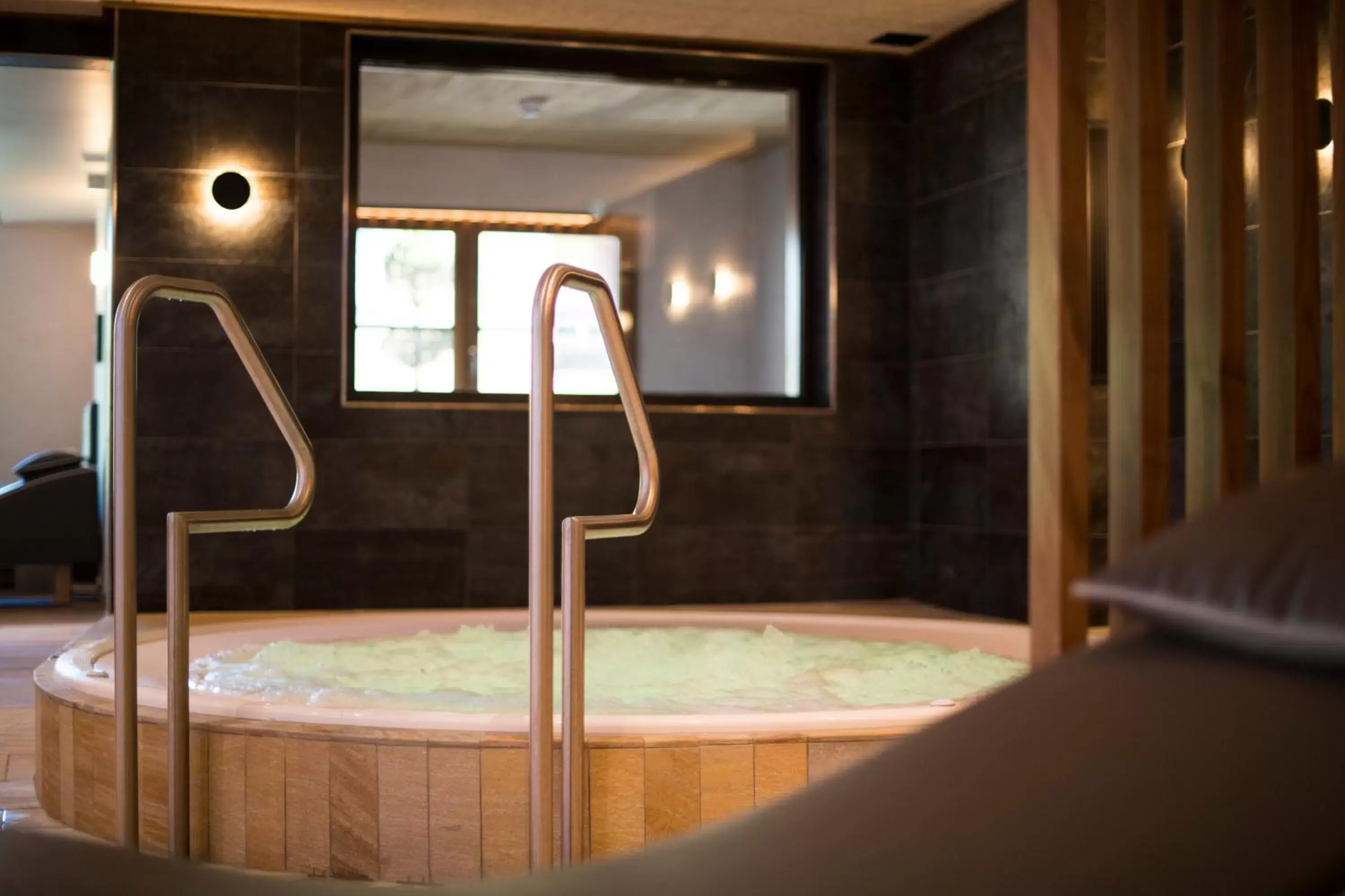 Hot Tub in Hostellerie Des Châteaux & Spa