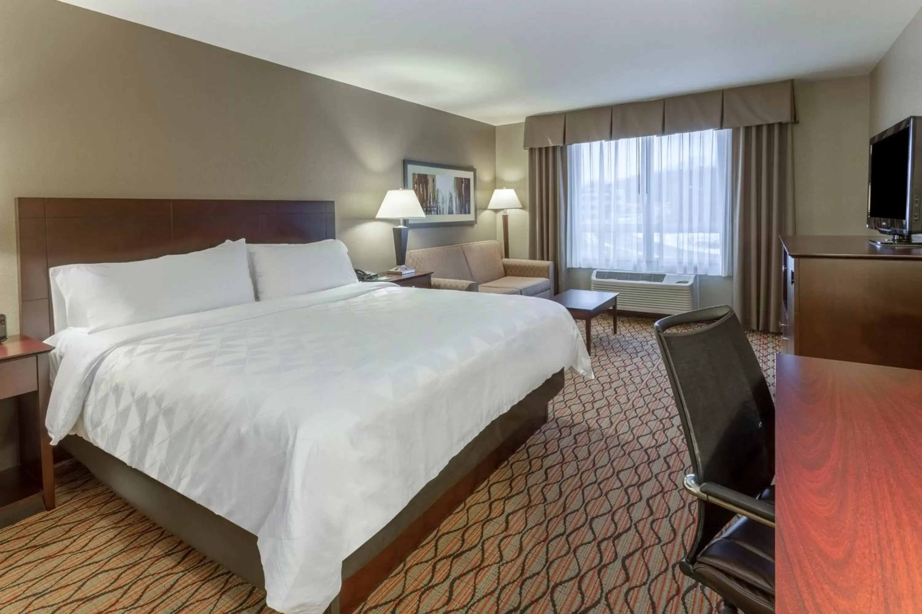 Photo of the whole room, Bed in Holiday Inn Eau Claire South, an IHG Hotel