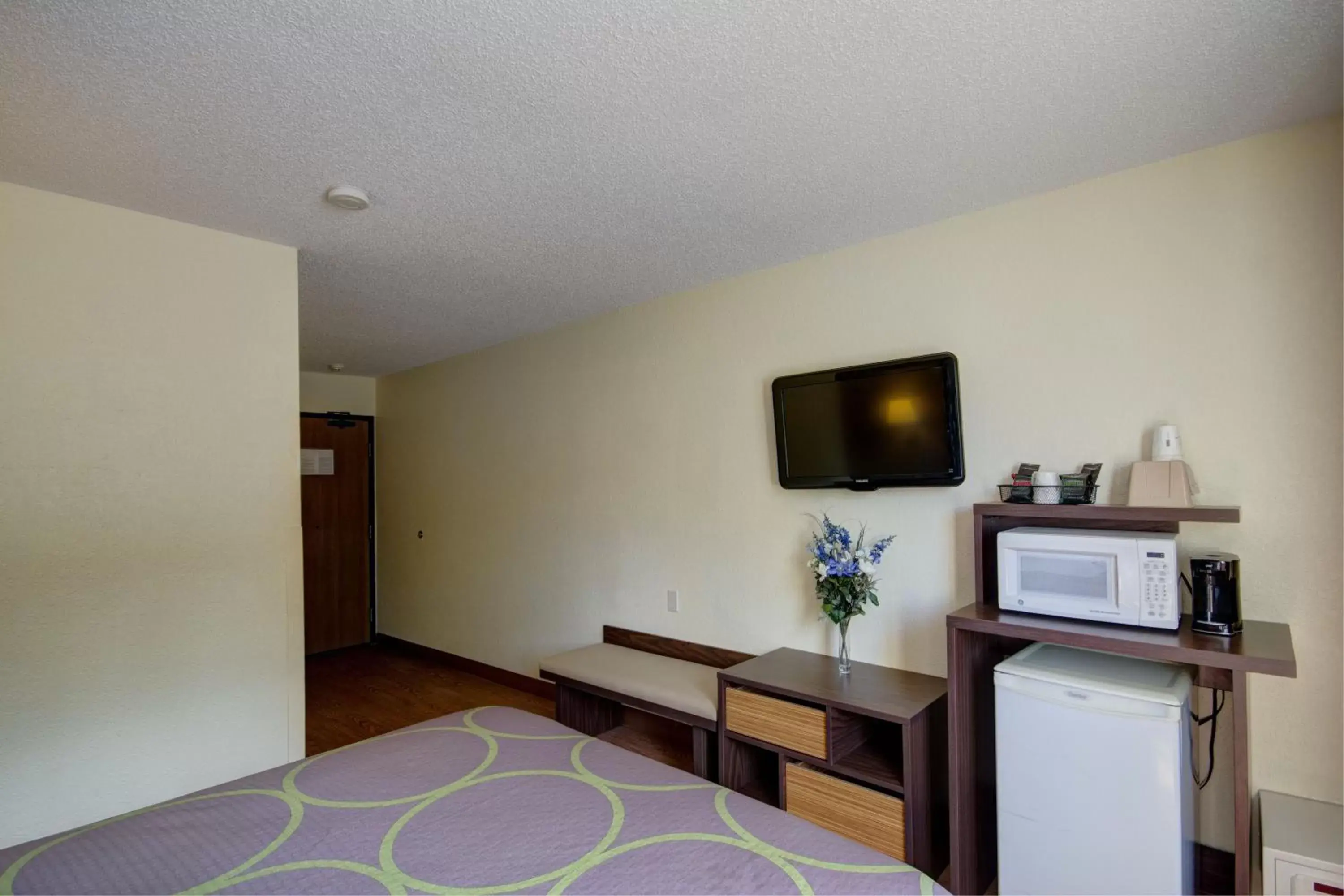 Queen Room - Disability Access/Non-Smoking in Super 8 by Wyndham Zanesville