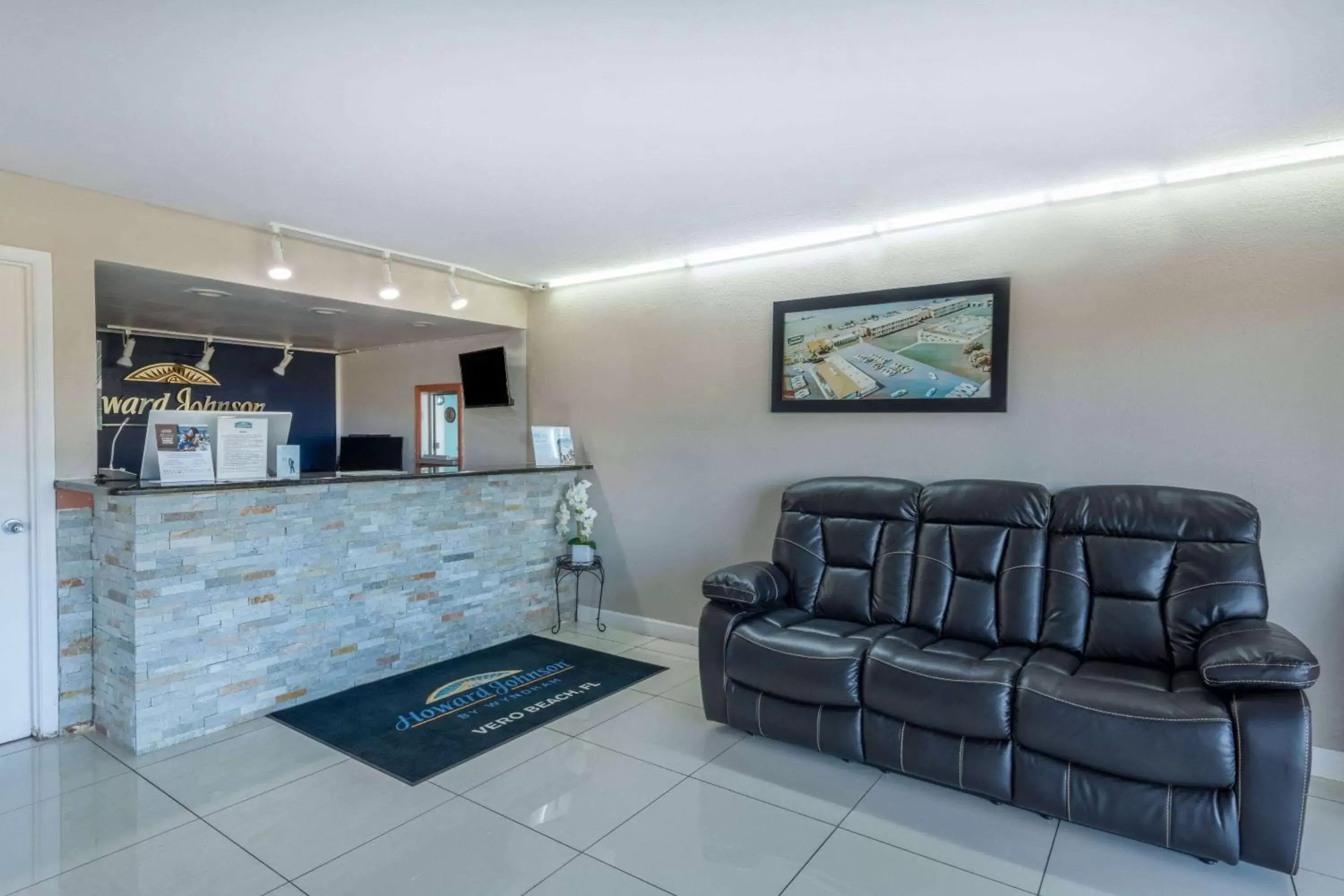 Lobby or reception in Howard Johnson by Wyndham Vero Beach/I-95 Lobby or reception in Howard Johnson by Wyndham Vero Beach/I-95