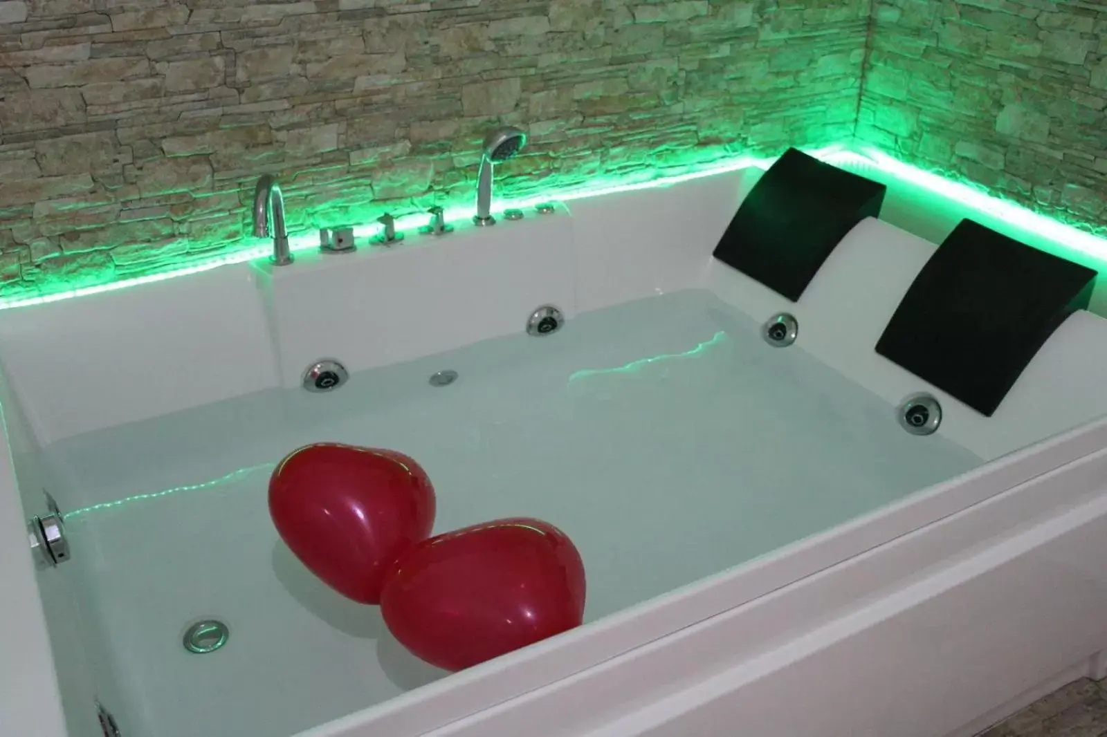 Hot Tub, Bathroom in Dolce Notte