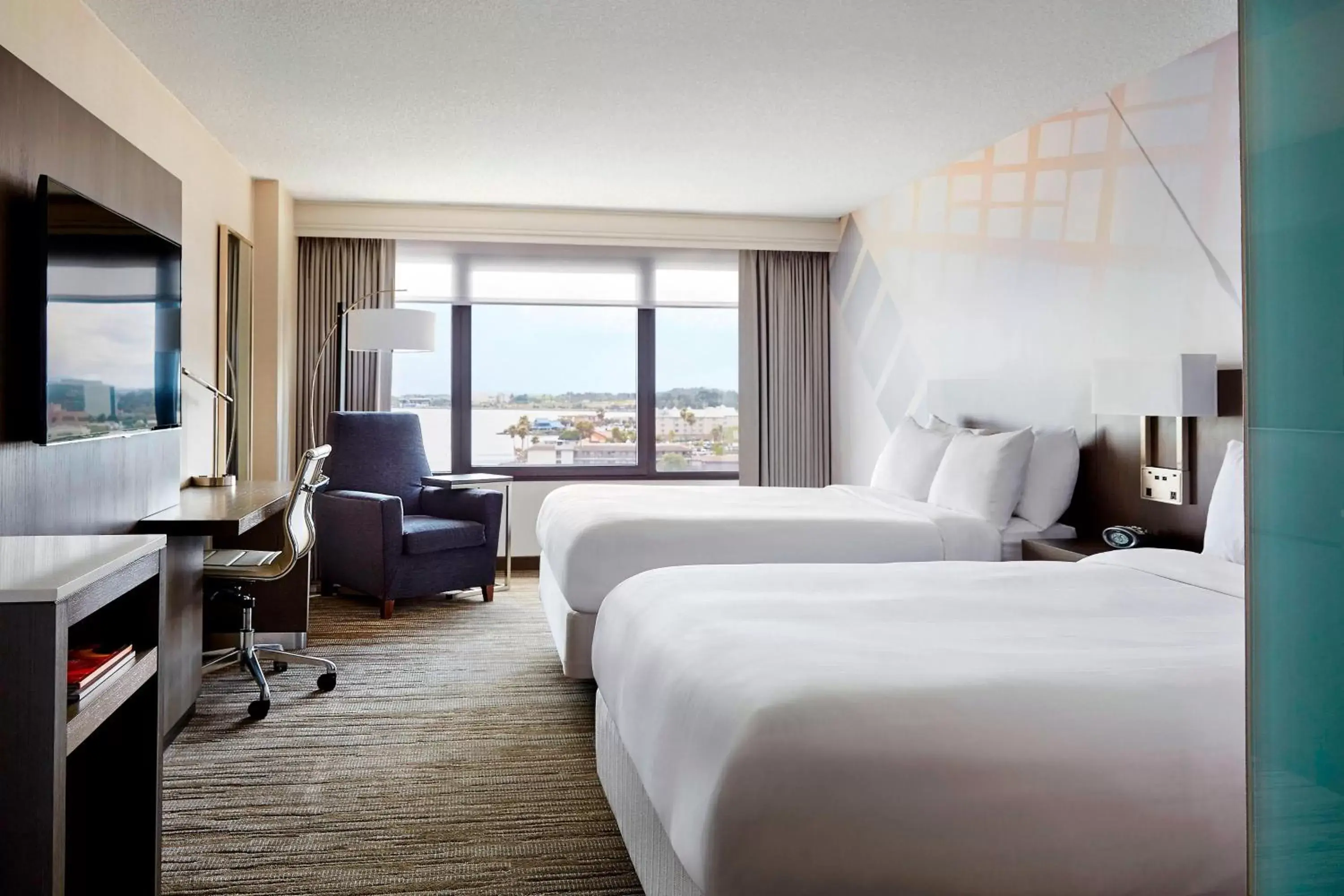 Photo of the whole room in San Francisco Airport Marriott Waterfront