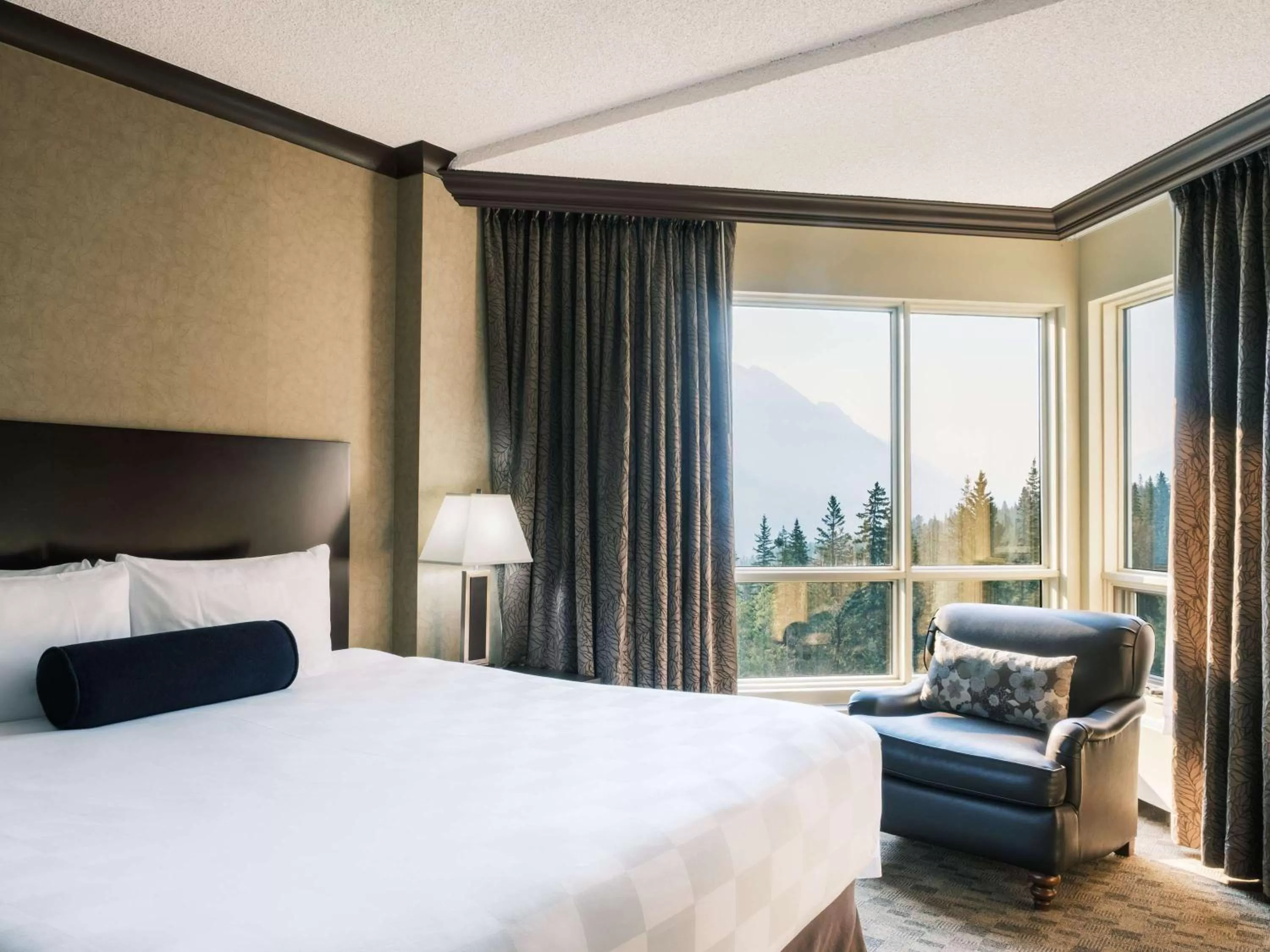 Deluxe King Room with Balcony and View in Rimrock Banff, Emblems Collection