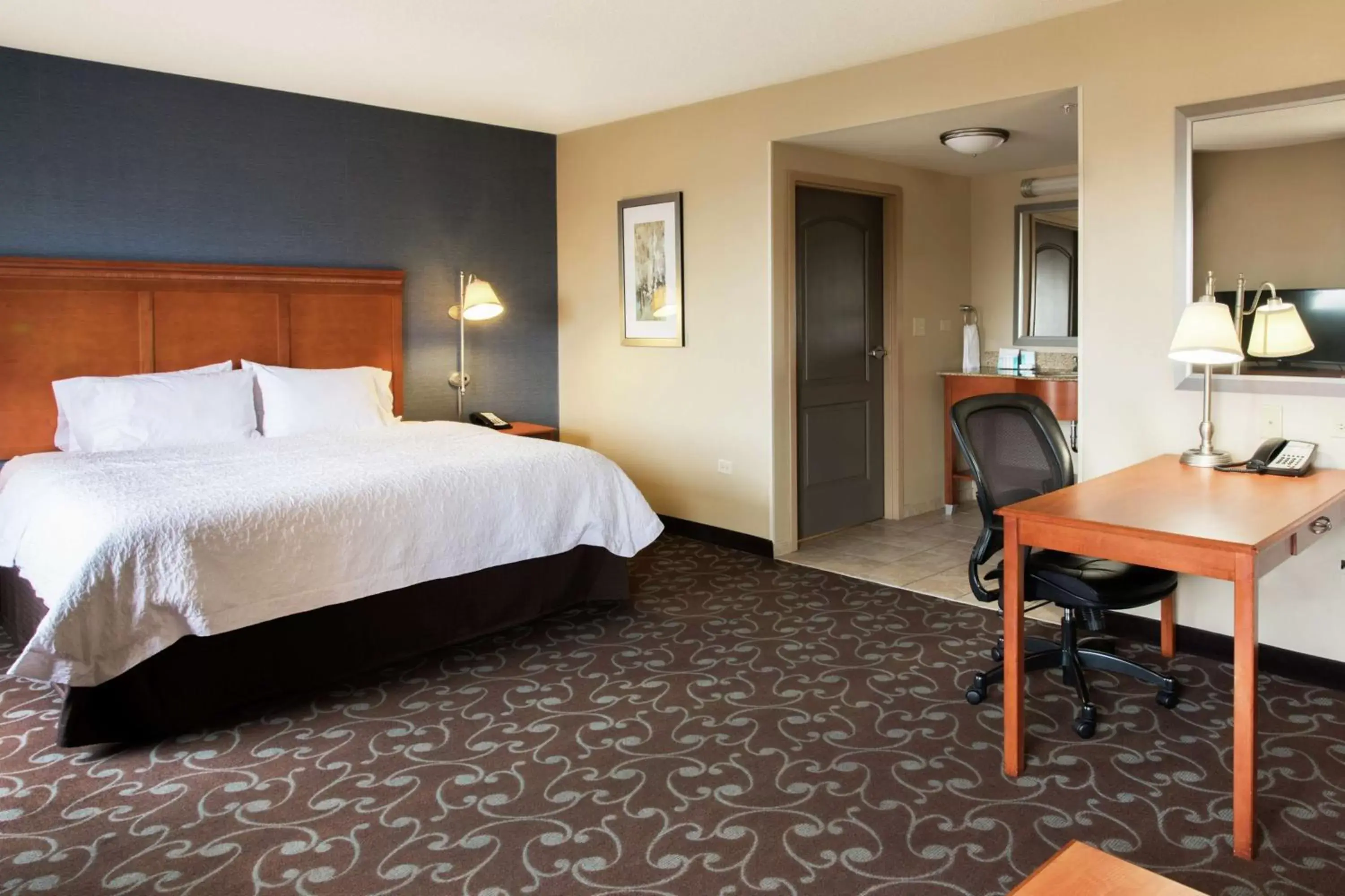 Bedroom, Bed in Hampton Inn & Suites Chicago Deer Park