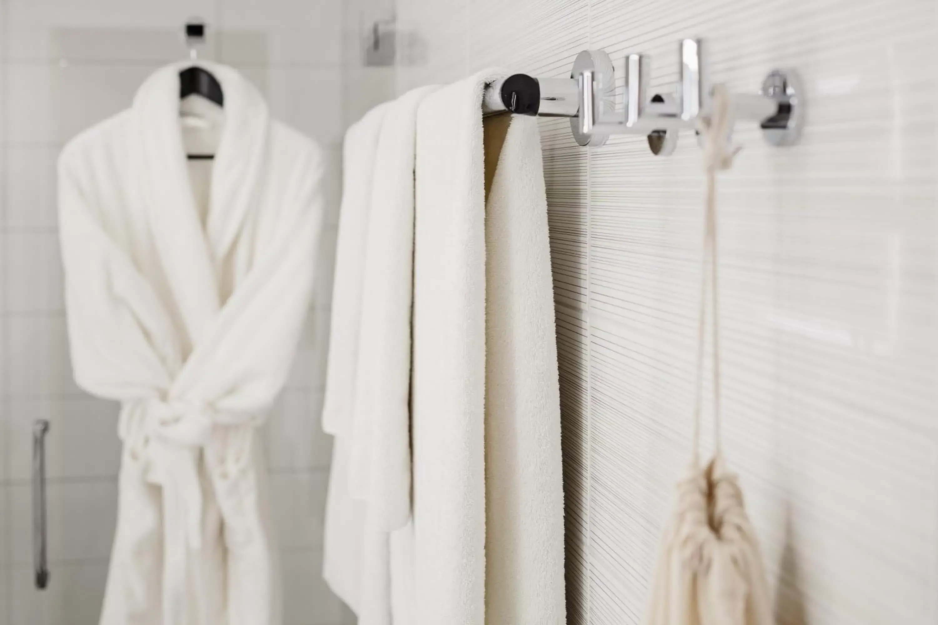 Shower, Bathroom in Hotel Indigo Helsinki-Boulevard, an IHG Hotel