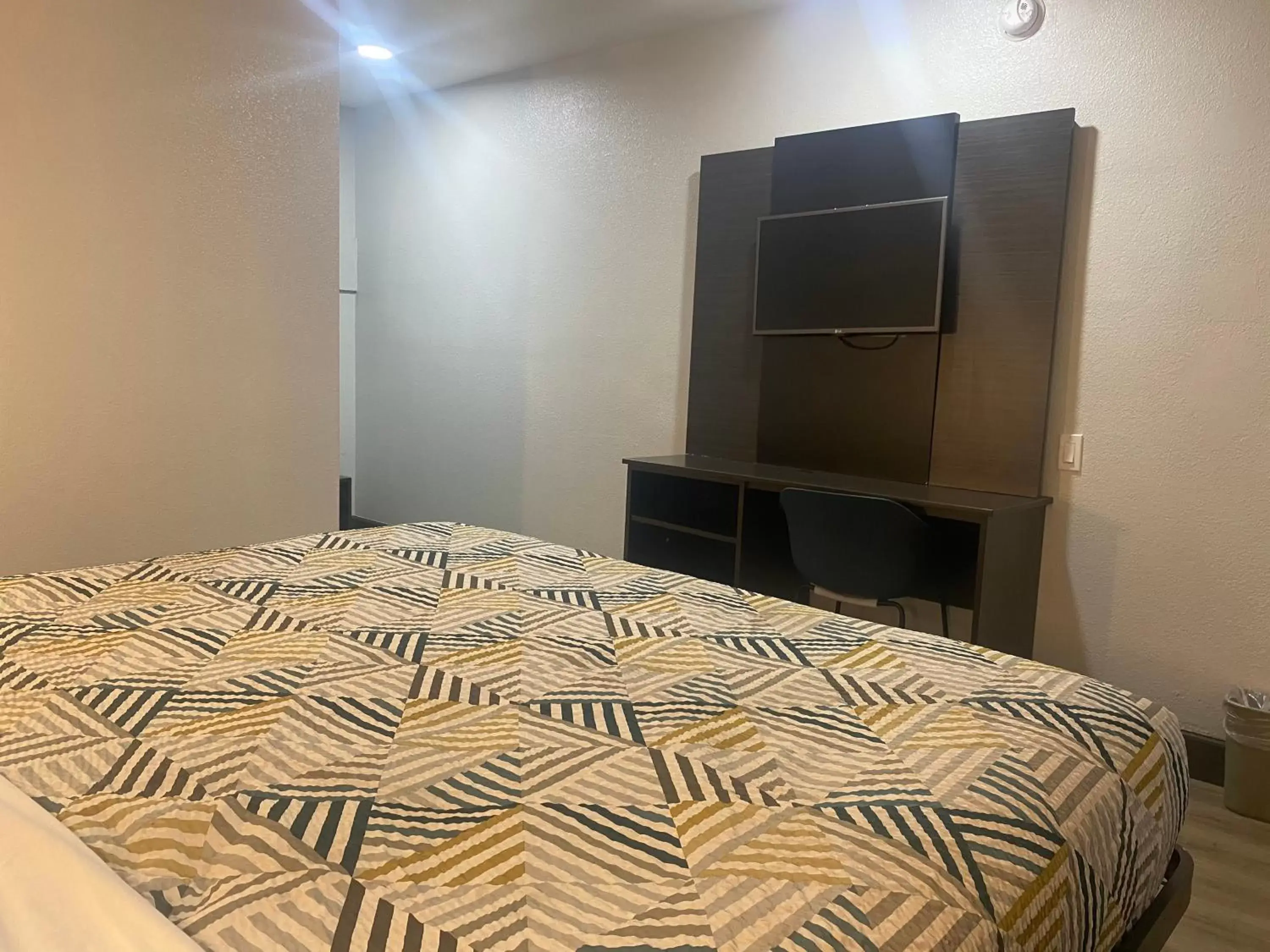 TV and multimedia, Bed in Motel 6-San Bernardino, CA - South TV and multimedia, Bed in Motel 6-San Bernardino, CA - South