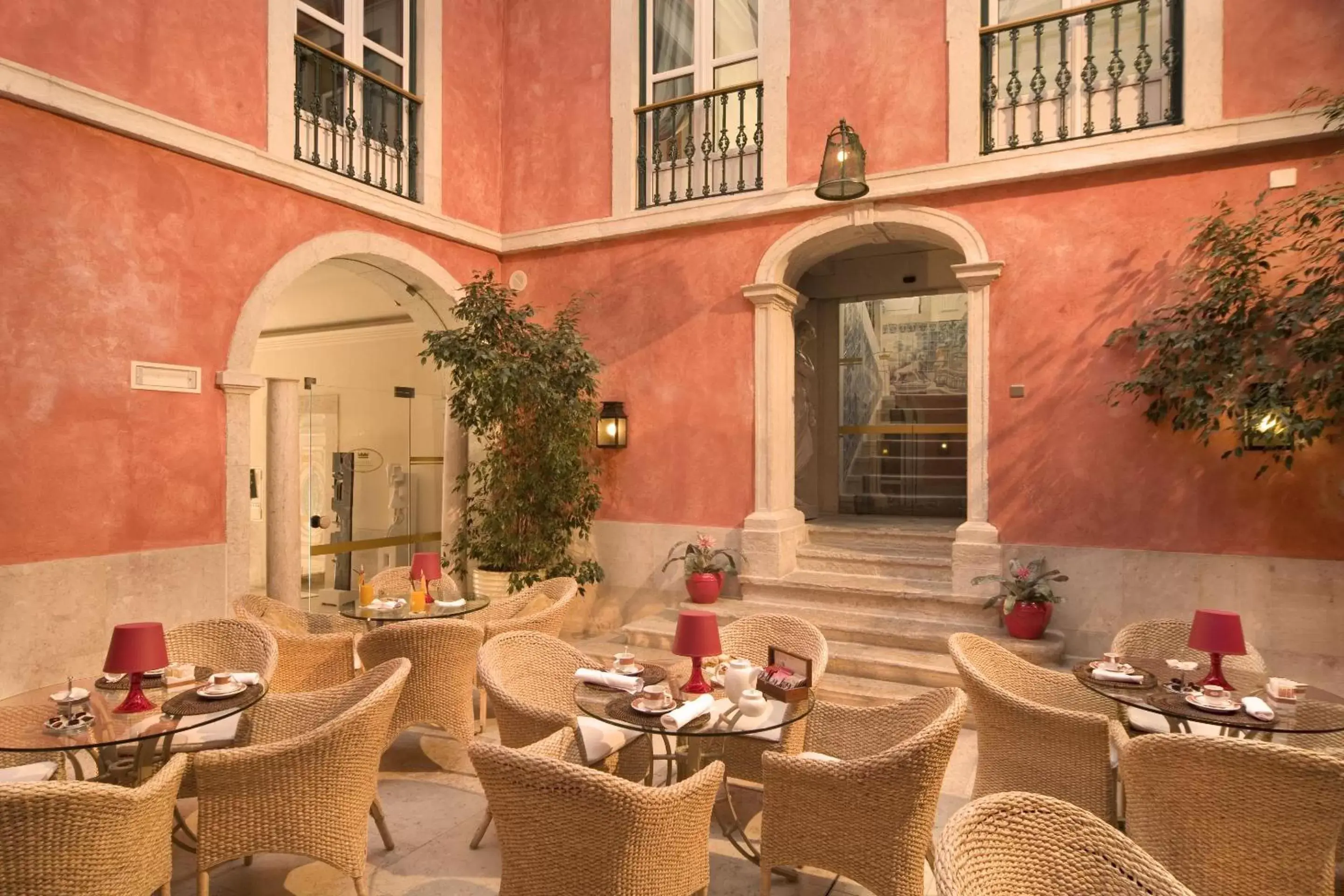 Patio, Restaurant/Places to Eat in Hotel Real Palacio