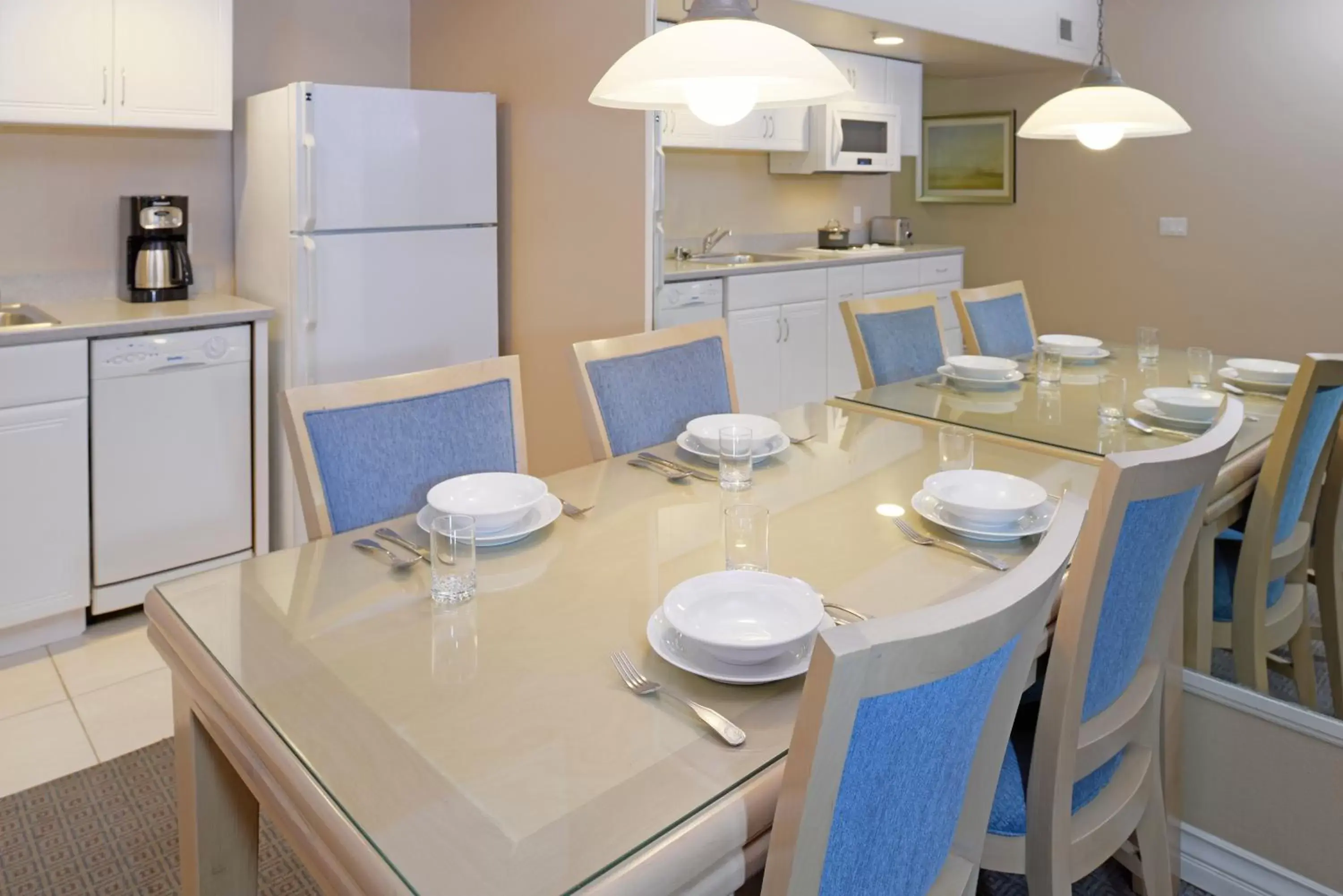 Dining area, Kitchen/Kitchenette in Riviera Beach & Shores Resorts