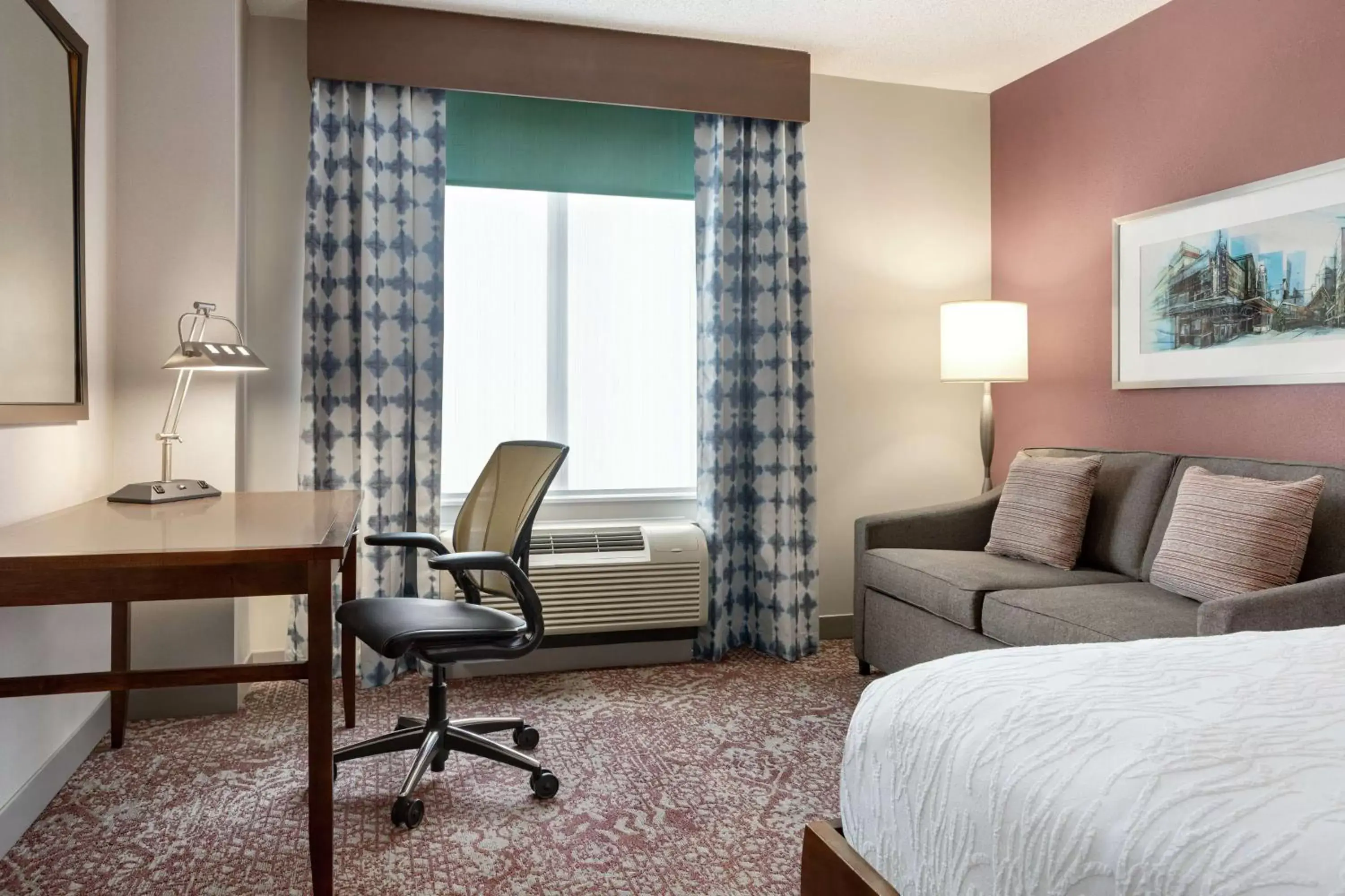 Bedroom, Seating Area in Hilton Garden Inn Louisville Downtown