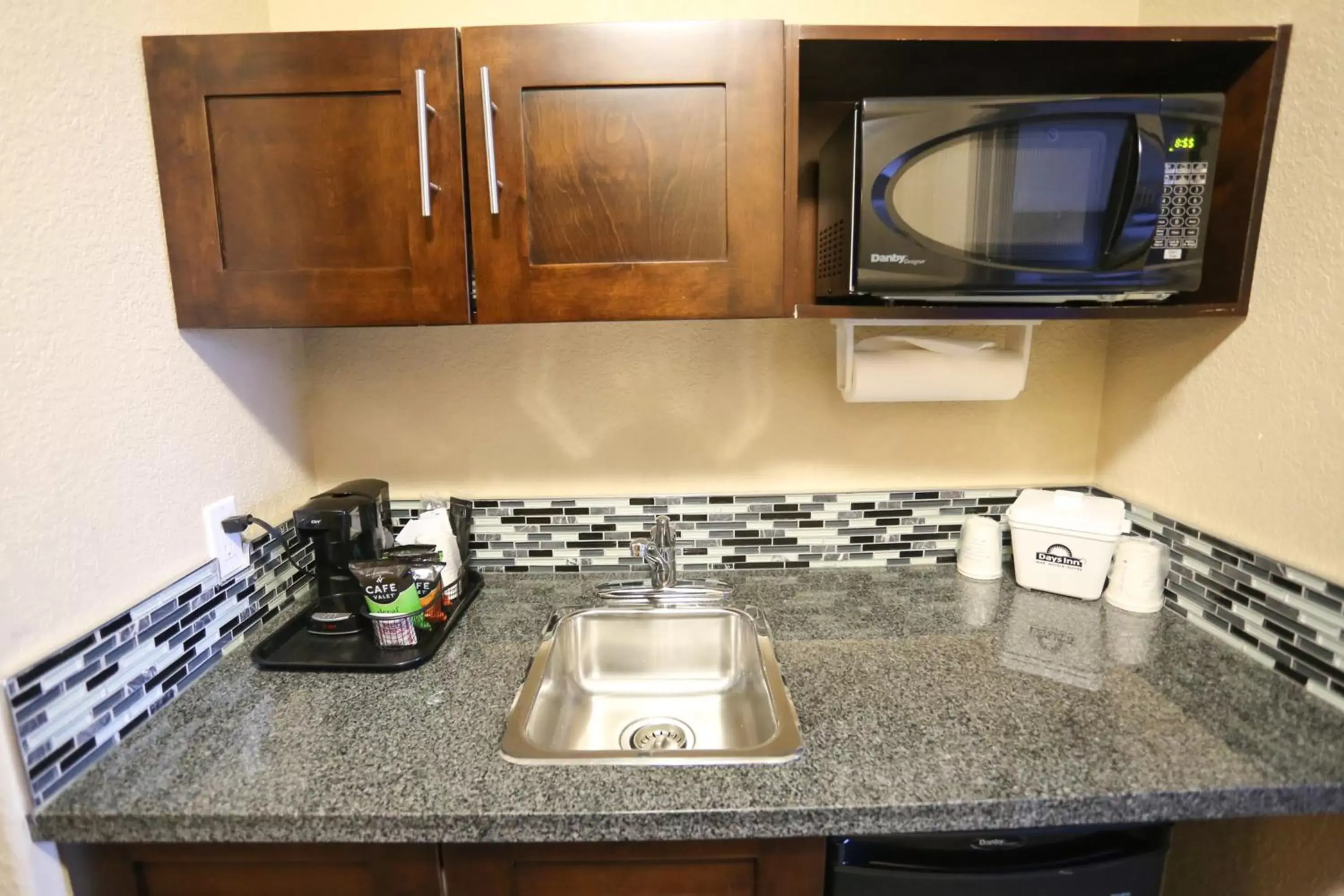 Kitchen or kitchenette, Kitchen/Kitchenette in Days Inn by Wyndham Calgary Airport