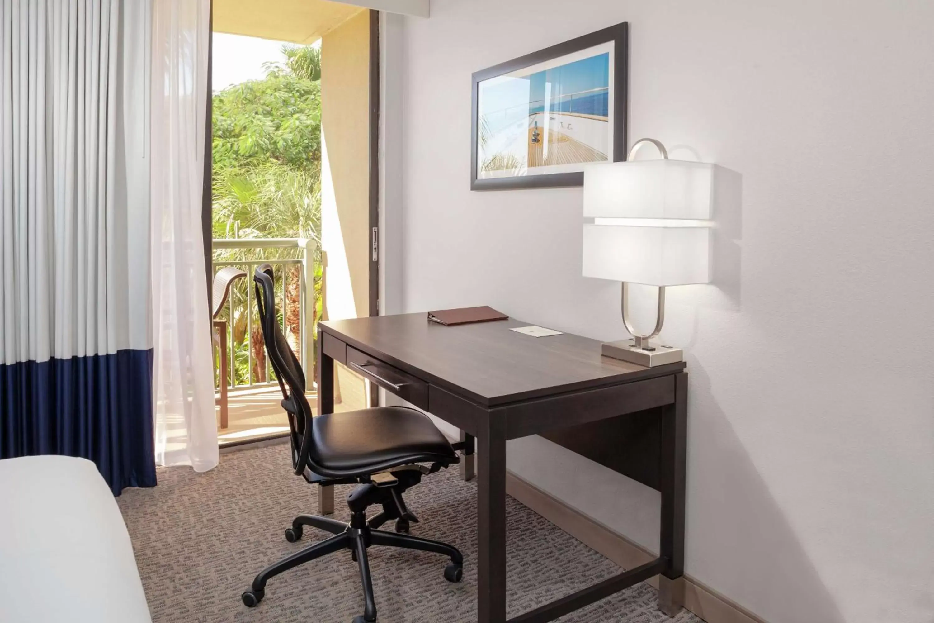 Bedroom, Dining Area in DoubleTree by Hilton Palm Beach Gardens